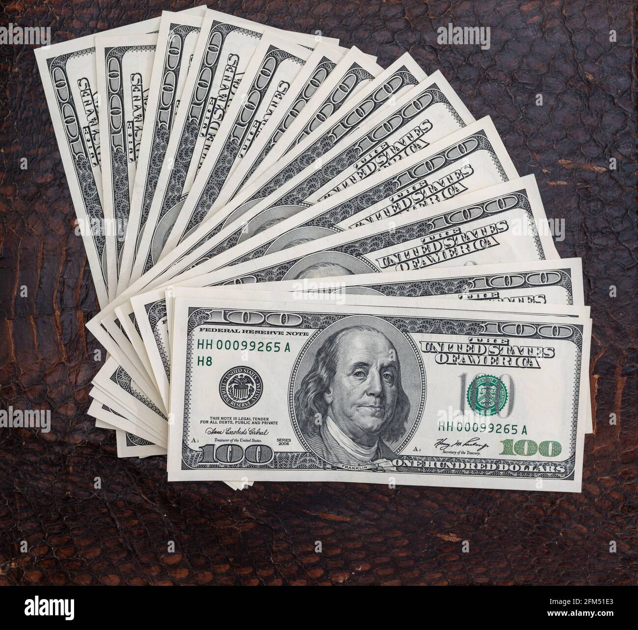 Hintergrund mit Bargeld amerikanischen hundert-Dollar-Scheine, Laptop, Telefon und Dokumente. Flach liegend. Draufsicht Stockfoto