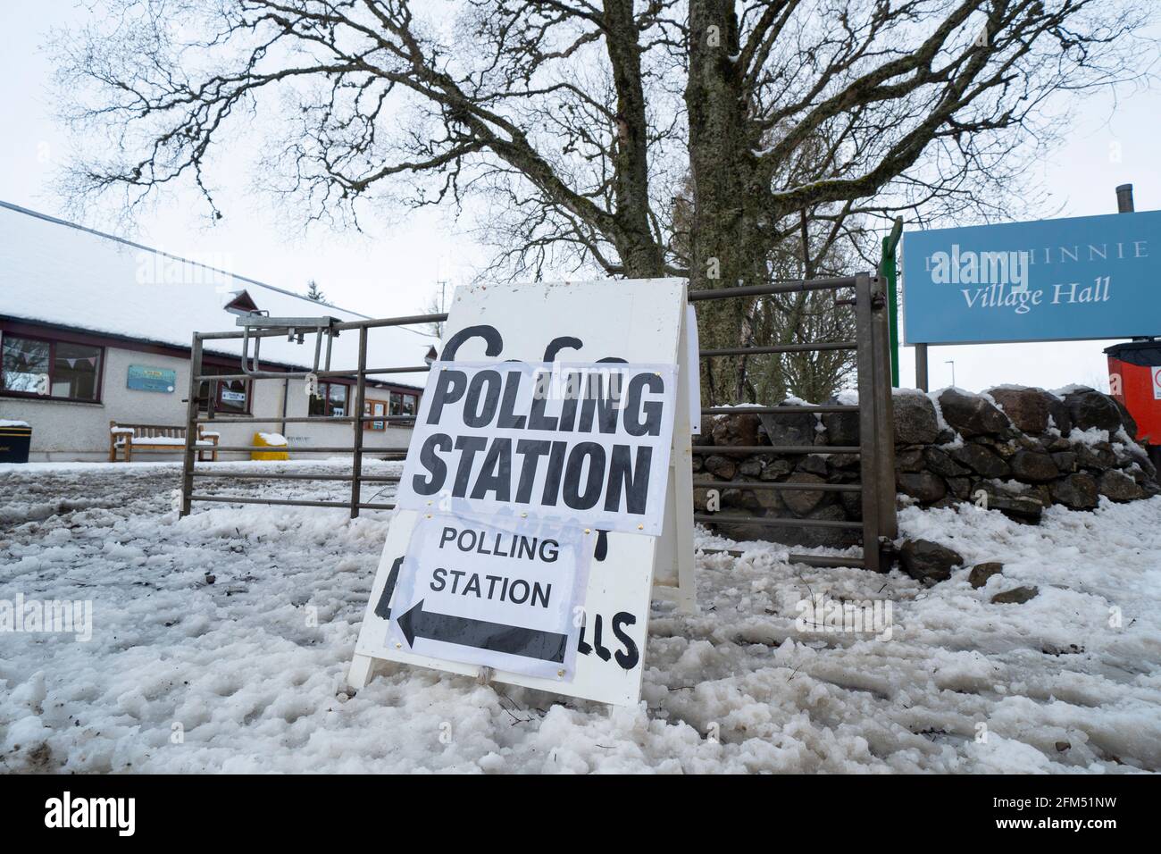 Dalwhinnie, Schottland, Großbritannien. 6 Mai 2021. Über Nacht schneit es im Wahllokal im Dorfhaus in Dalwhinnie in den schottischen Highlands. Die Öffentlichkeit geht heute in Schottland an die Wahlen, um neue Mitglieder des schottischen Parlaments zu wählen. PIC; Informationsbeauftragter des Wahllokalen, Bill Carr, der heute in der Dalwhinnie Village Hall arbeitet. Iain Masterton/Alamy Live News Stockfoto