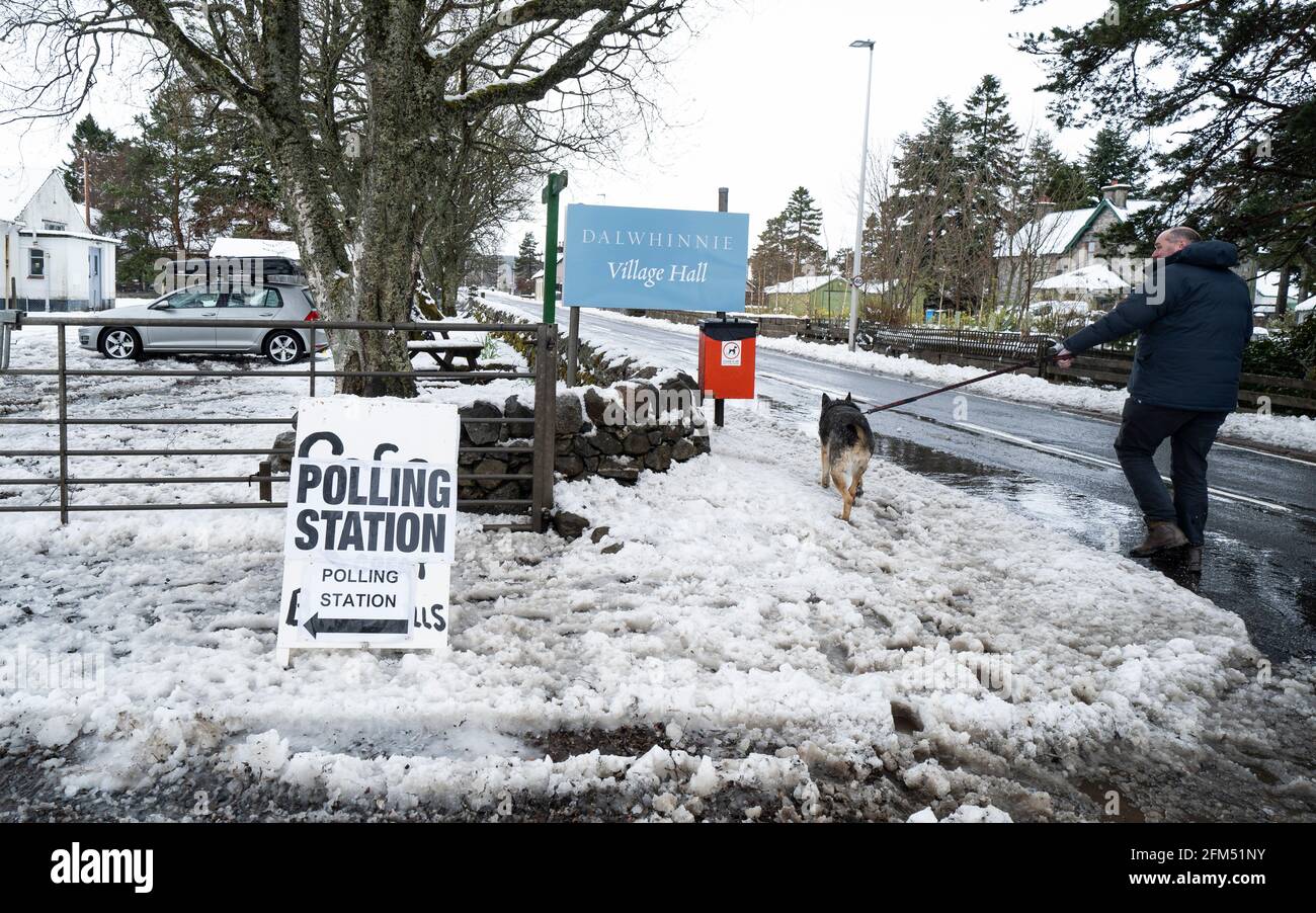 Dalwhinnie, Schottland, Großbritannien. 6 Mai 2021. Über Nacht schneit es im Wahllokal im Dorfhaus in Dalwhinnie in den schottischen Highlands. Die Öffentlichkeit geht heute in Schottland an die Wahlen, um neue Mitglieder des schottischen Parlaments zu wählen. PIC; Informationsbeauftragter des Wahllokalen, Bill Carr, der heute in der Dalwhinnie Village Hall arbeitet. Iain Masterton/Alamy Live News Stockfoto