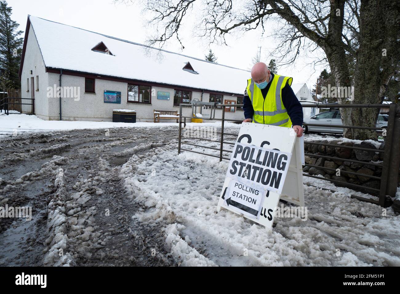 Dalwhinnie, Schottland, Großbritannien. 6 Mai 2021. Über Nacht schneit es im Wahllokal im Dorfhaus in Dalwhinnie in den schottischen Highlands. Die Öffentlichkeit geht heute in Schottland an die Wahlen, um neue Mitglieder des schottischen Parlaments zu wählen. PIC; Informationsbeauftragter des Wahllokalen, Bill Carr, der heute in der Dalwhinnie Village Hall arbeitet. Iain Masterton/Alamy Live News Stockfoto