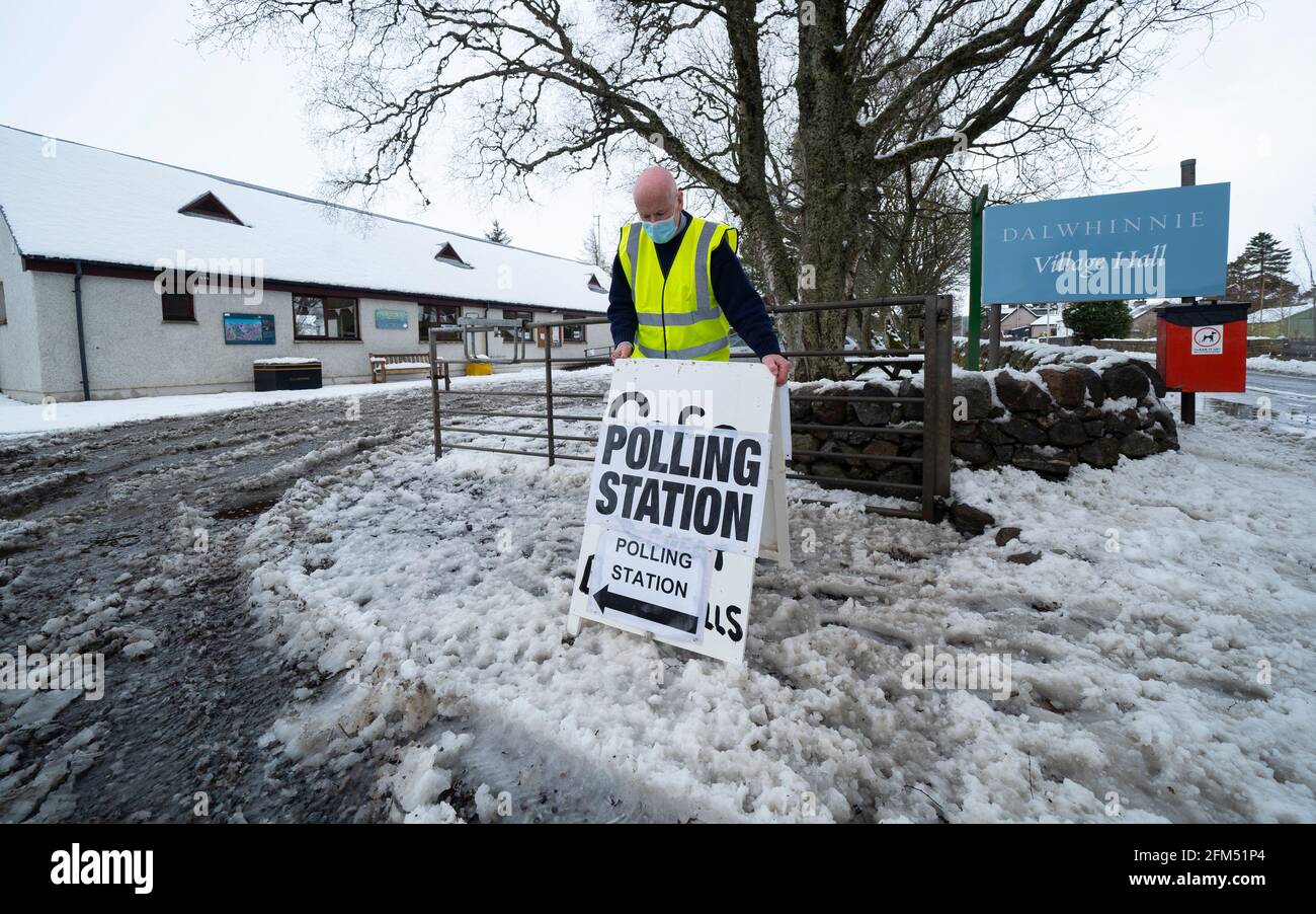 Dalwhinnie, Schottland, Großbritannien. 6 Mai 2021. Über Nacht schneit es im Wahllokal im Dorfhaus in Dalwhinnie in den schottischen Highlands. Die Öffentlichkeit geht heute in Schottland an die Wahlen, um neue Mitglieder des schottischen Parlaments zu wählen. PIC; Informationsbeauftragter des Wahllokalen, Bill Carr, der heute in der Dalwhinnie Village Hall arbeitet. Iain Masterton/Alamy Live News Stockfoto