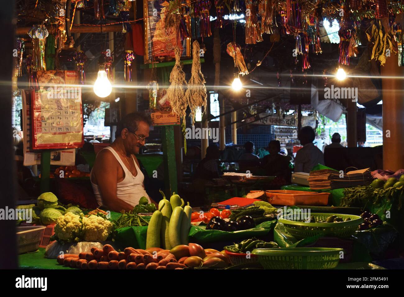 PUNE, MAHARASHTRA, INDIEN, Juni 2018, Gemüseverkäufer auf dem mandai-Markt Stockfoto