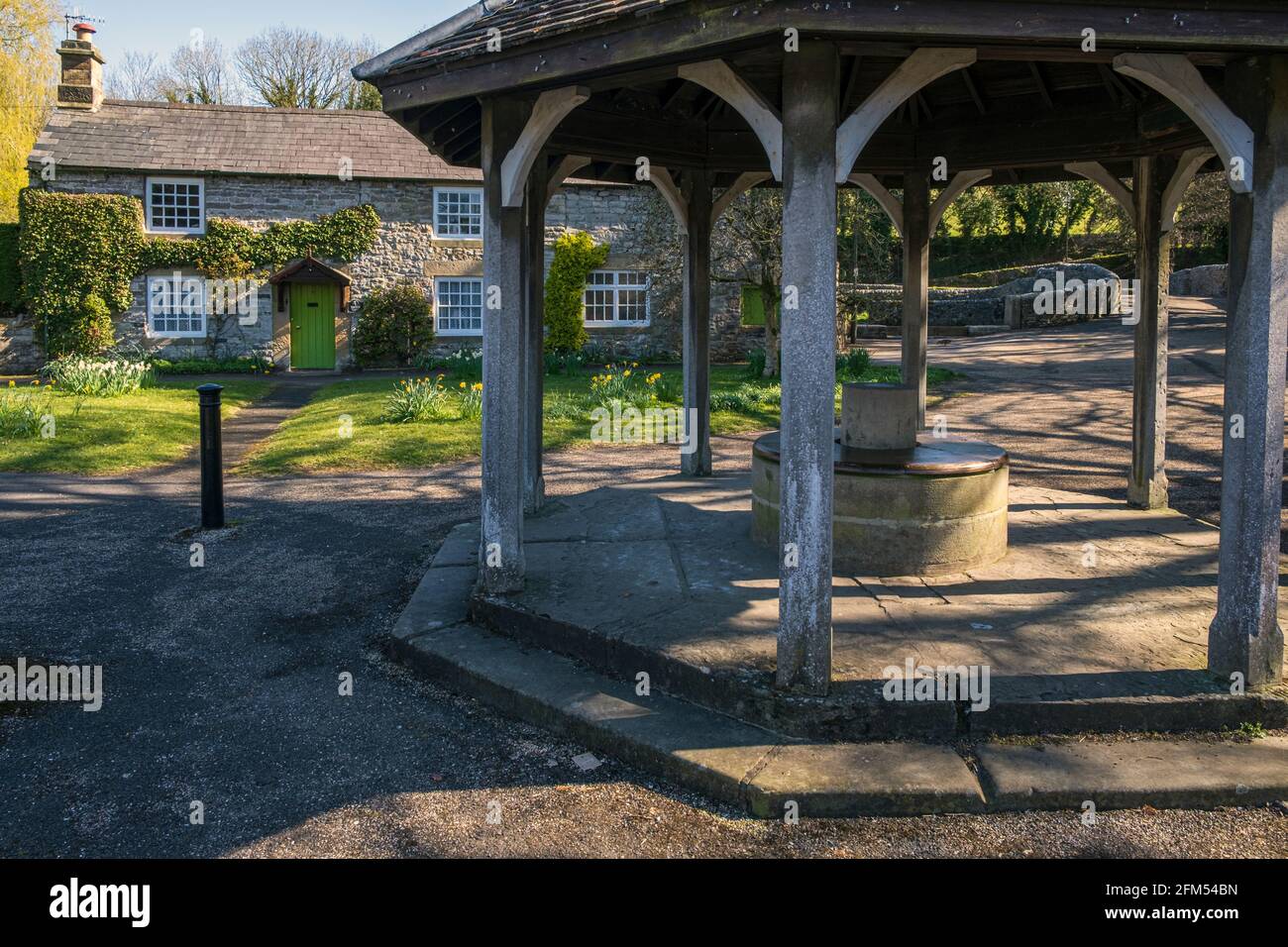 Der alte Marktstand mit der Sheepwash Bridge dahinter, Ashford-in-the-Water, in der Nähe von Bakewell, Peak District National Park, Derbyshire Stockfoto