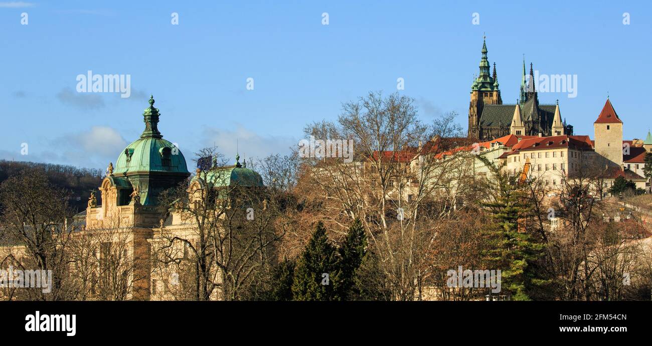 Veitsdom und Prager Burg über der Straka-Akademie in Hradcany, Prag, Tschechische republik Stockfoto