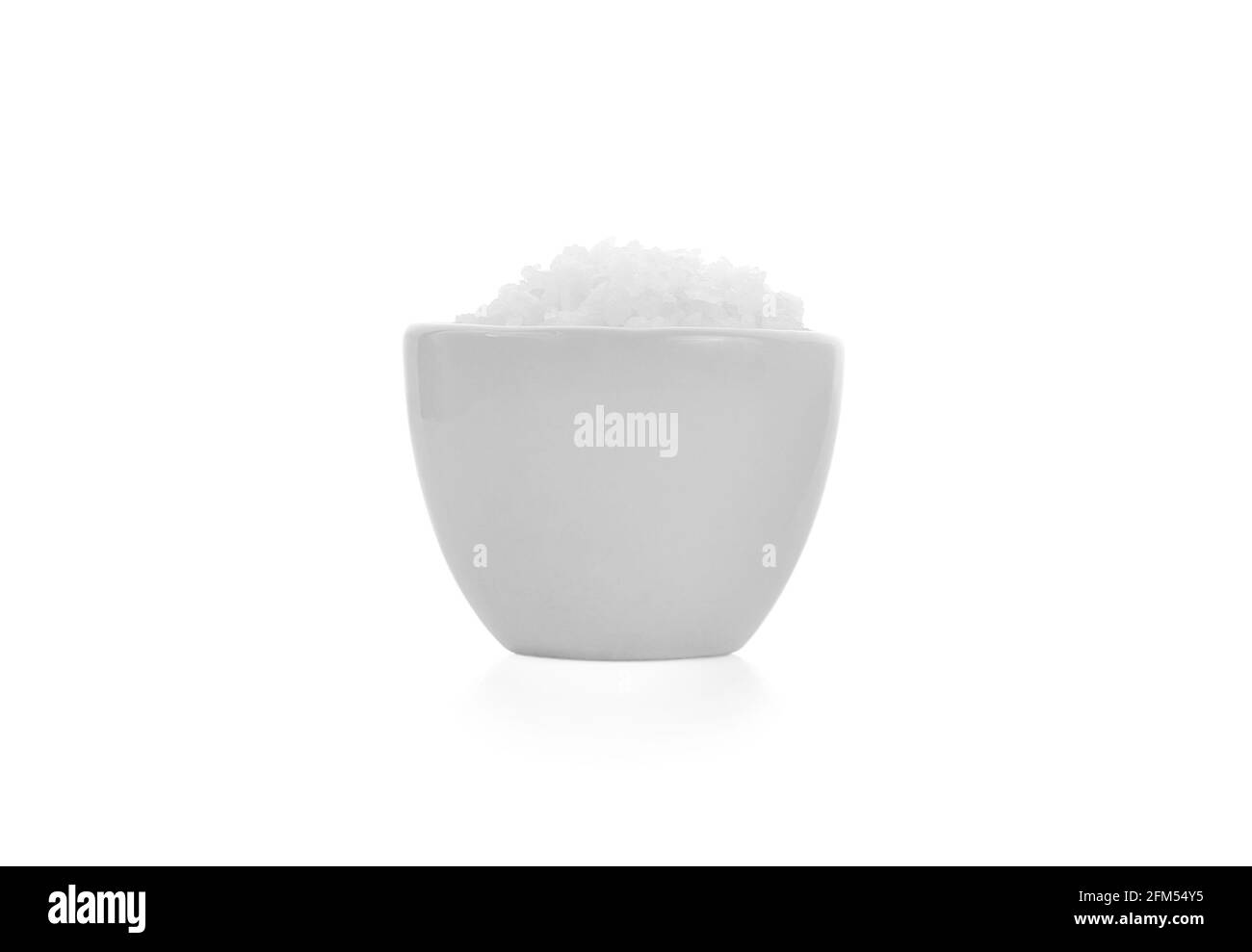 Salz auf weißem Hintergrund Stockfoto