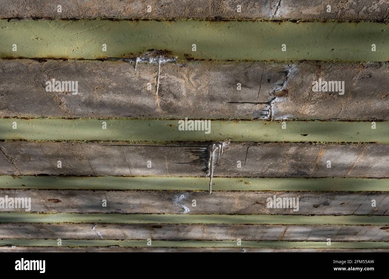 Stalaktiten aus Calciumcarbonat auf der Unterseite einer Beton- und Metalleisenbahnbrücke über den Fluss Nene im Zentrum von Peterborough, Cambridgeshire Stockfoto