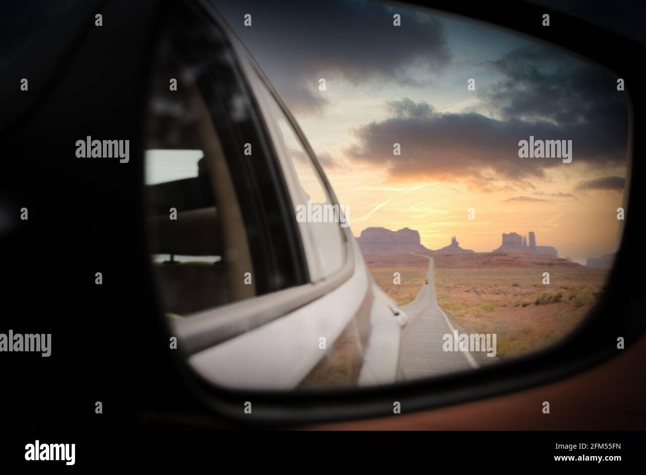Blick auf Monument Valley, Utah, vom Autospiegel am Forrest Gump Point. Stockfoto