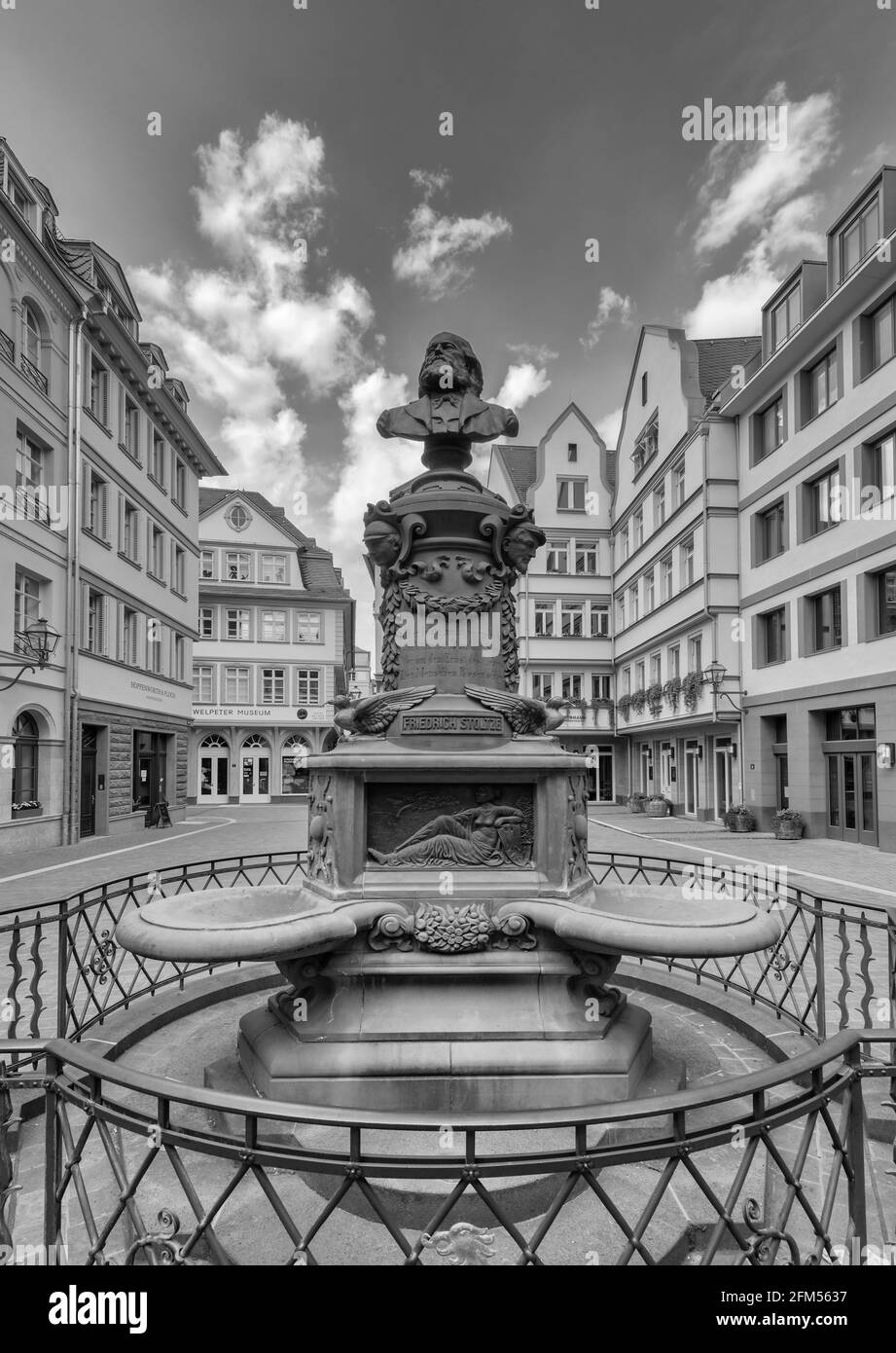 Stoltze-Brunnen auf dem Hühnermarkt in der rekonstruierten historischen Altstadt, Frankfurt, Deutschland Stockfoto