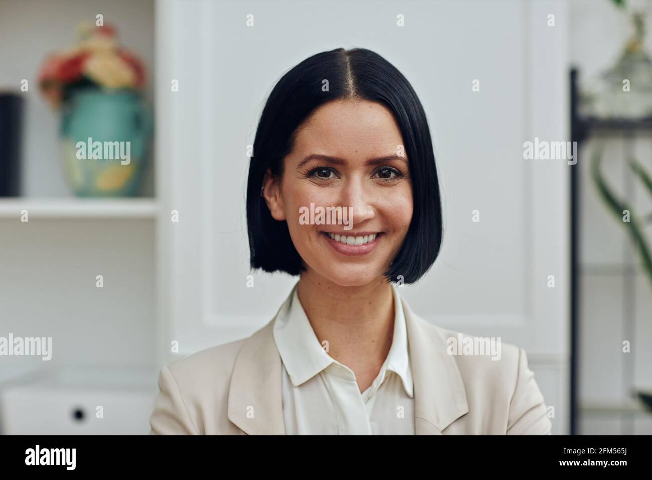 Porträt einer schönen jungen Frau mit einem Lächeln auf Ihr Gesicht Stockfoto