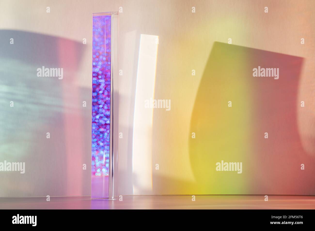 Abstrakter geometrischer Hintergrund mit Prisma, Bokeh, gelben und blauen Schatten Stockfoto