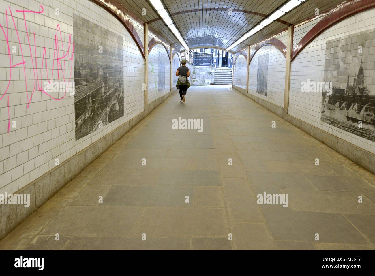 London, England, Großbritannien. Frau joggt allein durch die Fußgängerunterführung unter der Blackfriars Bridge am Südufer Stockfoto