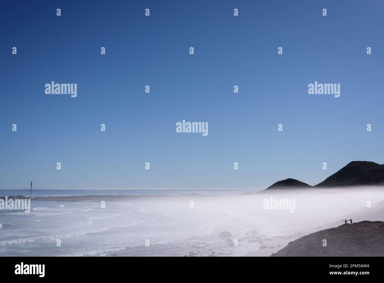 Regelmäßige Ereignisse im Meeresnebel geben der kleinen Siedlung Misty Cliffs ihren Namen. Das Hotel liegt in der Nähe von Kapstadt an der südafrikanischen Kap-Halbinsel Stockfoto