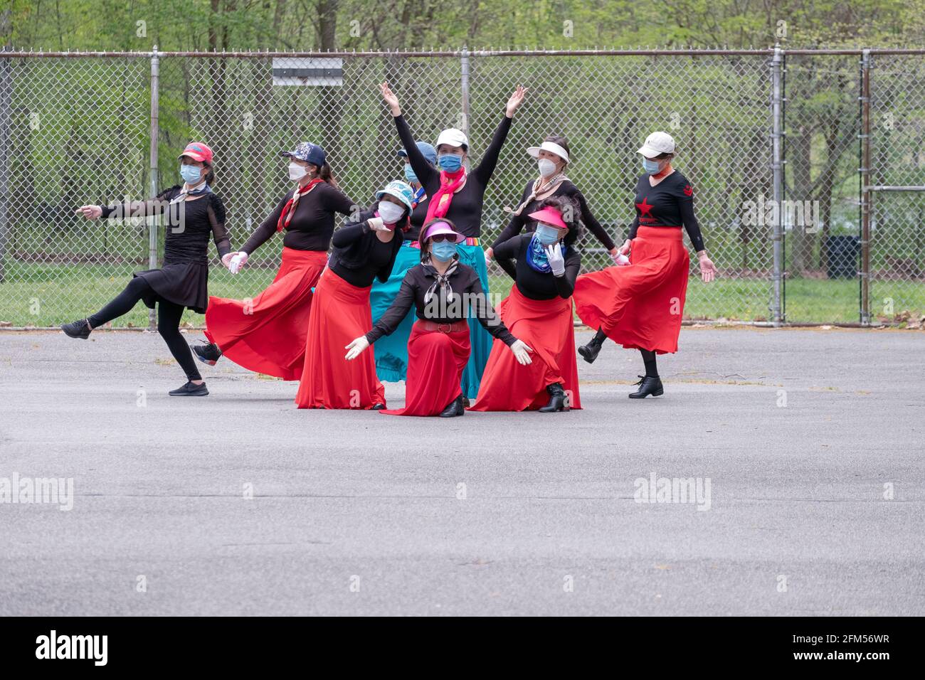 Chinesisch-amerikanische Tänzerinnen Proben in einem Park in Flushing Queens, New York City. Stockfoto