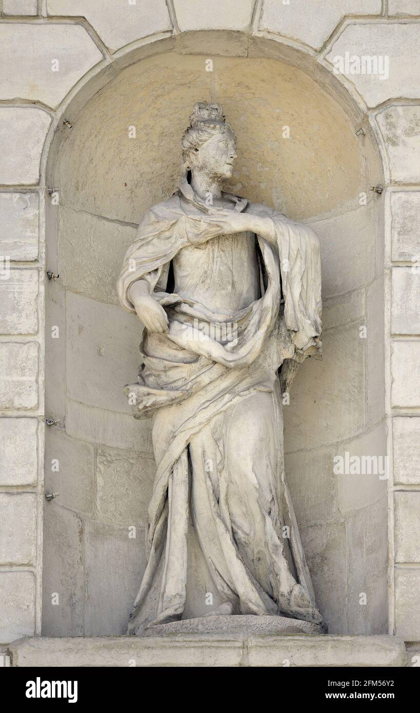 London, England, Großbritannien. Statue der Anne von Dänemark (John Bushnell) - Temple Bar Gate (Sir Christopher Wren, 1672 - auf den Pamernoster-Platz verlegt, 1880) Stockfoto