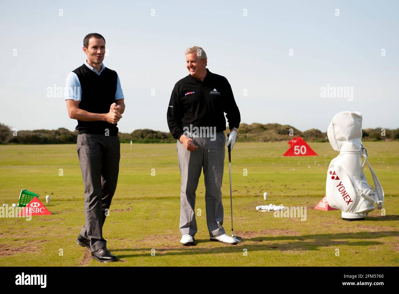 Golfer Colin Montgomery mit Golfkommentator Andrew Cotter Stockfoto
