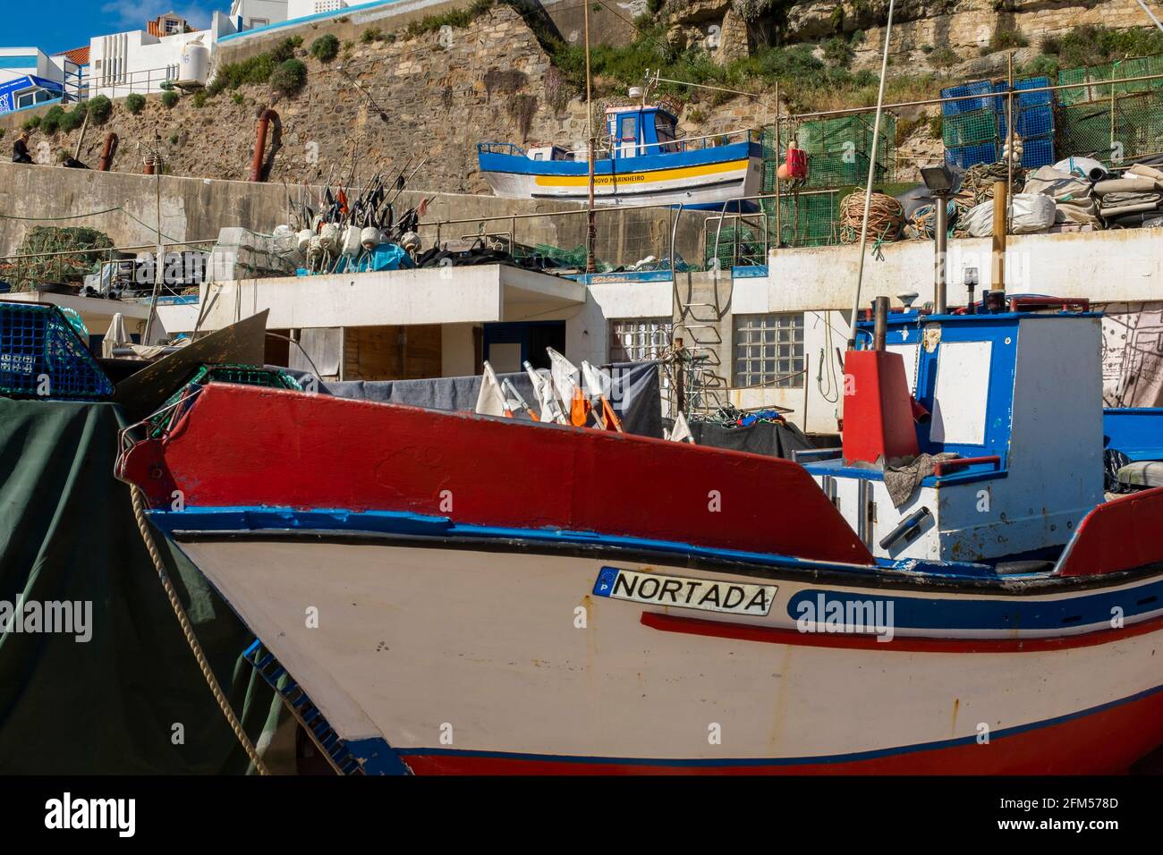 Ericeira, Portugal - 2. Mai 2021: Bunte traditionelle Fischerboote am Fischerhafen im Dorf Ericeira. Stockfoto