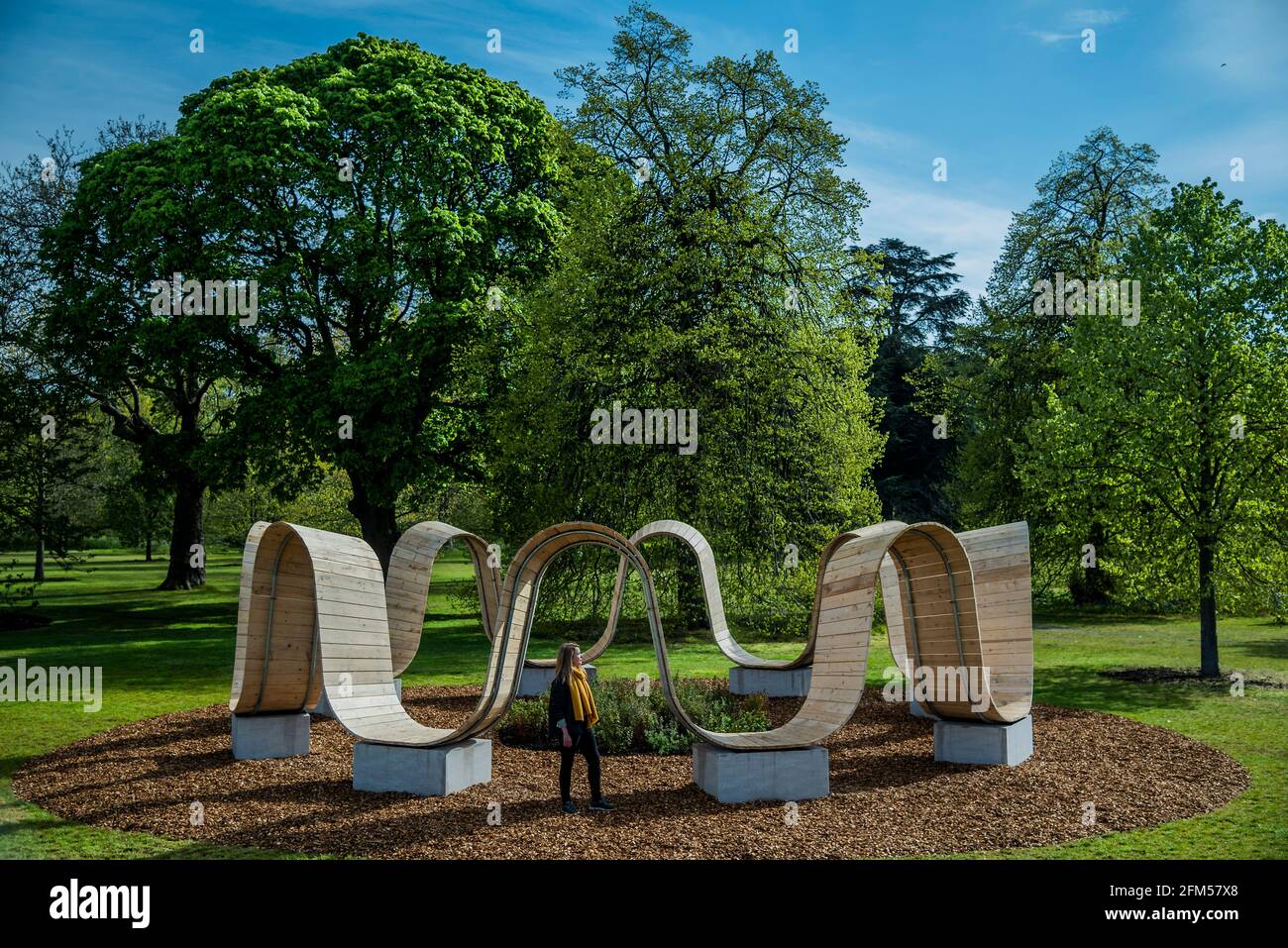 London, Großbritannien. 6 Mai 2021. Die Installation von Please Be Seated, dem Designer Paul Cocksedge, hat die Form eines monumentalen und verspielten architektonischen Sitzes, das die Menschen zum Sitzen und Reflektieren anregen soll, während sie den entspannenden Duft eines speziell gepflanzten Felsenrosenkreises - Secret World of Plants, einem immersiven Sommerfestival, in den Kew Gardens, Erforscht ‘was bedeuten Pflanzen wirklich für dich?' Kredit: Guy Bell/Alamy Live Nachrichten Stockfoto