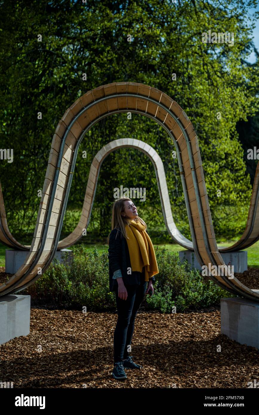 London, Großbritannien. 6 Mai 2021. Die Installation von Please Be Seated, dem Designer Paul Cocksedge, hat die Form eines monumentalen und verspielten architektonischen Sitzes, das die Menschen zum Sitzen und Reflektieren anregen soll, während sie den entspannenden Duft eines speziell gepflanzten Felsenrosenkreises - Secret World of Plants, einem immersiven Sommerfestival, in den Kew Gardens, Erforscht ‘was bedeuten Pflanzen wirklich für dich?' Kredit: Guy Bell/Alamy Live Nachrichten Stockfoto