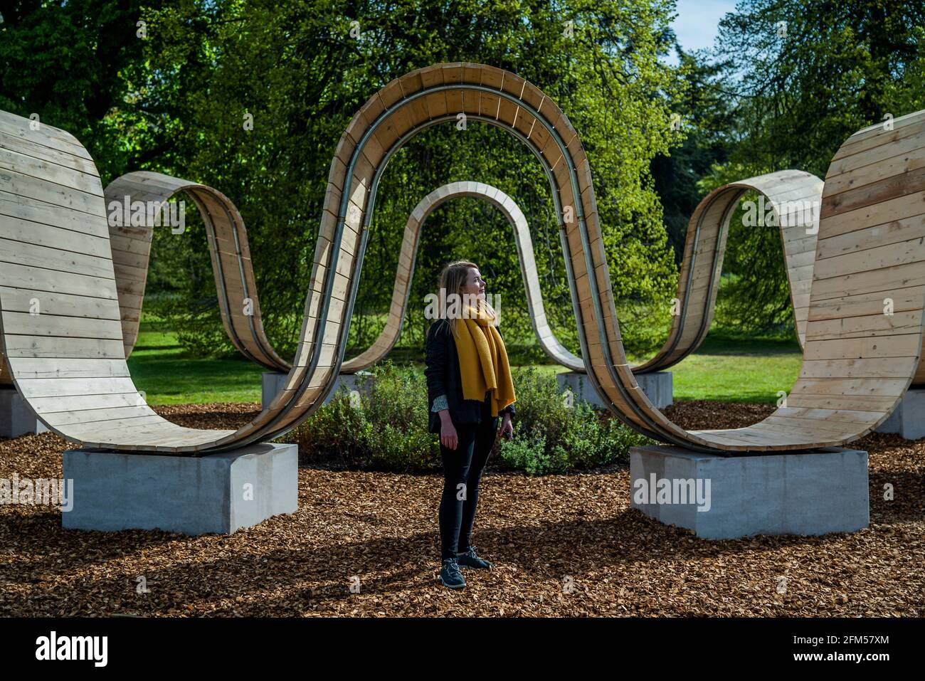 London, Großbritannien. 6 Mai 2021. Die Installation von Please Be Seated, dem Designer Paul Cocksedge, hat die Form eines monumentalen und verspielten architektonischen Sitzes, das die Menschen zum Sitzen und Reflektieren anregen soll, während sie den entspannenden Duft eines speziell gepflanzten Felsenrosenkreises - Secret World of Plants, einem immersiven Sommerfestival, in den Kew Gardens, Erforscht ‘was bedeuten Pflanzen wirklich für dich?' Kredit: Guy Bell/Alamy Live Nachrichten Stockfoto