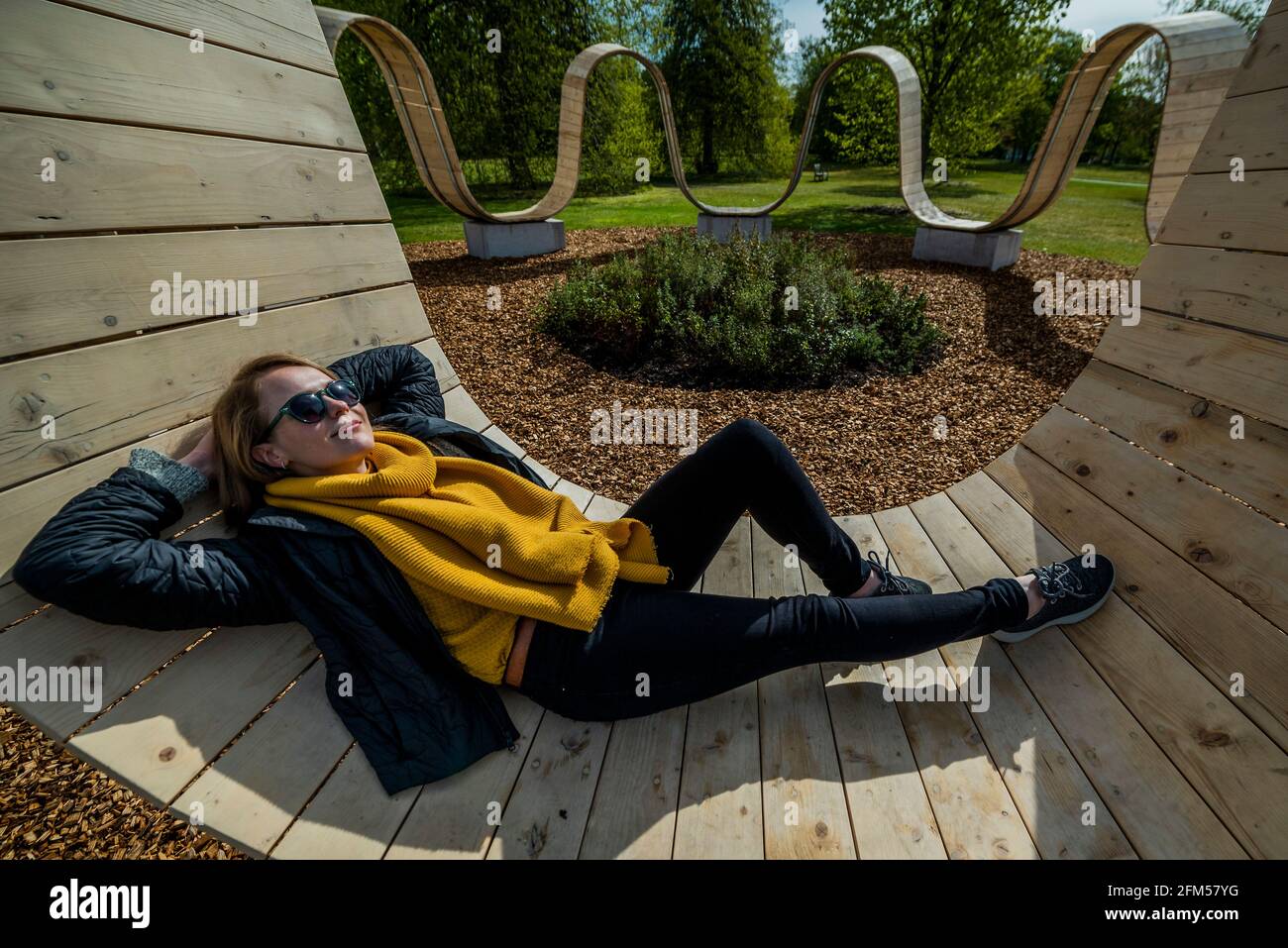 London, Großbritannien. 6 Mai 2021. Die Installation von Please Be Seated, dem Designer Paul Cocksedge, hat die Form eines monumentalen und verspielten architektonischen Sitzes, das die Menschen zum Sitzen und Reflektieren anregen soll, während sie den entspannenden Duft eines speziell gepflanzten Felsenrosenkreises - Secret World of Plants, einem immersiven Sommerfestival, in den Kew Gardens, Erforscht ‘was bedeuten Pflanzen wirklich für dich?' Kredit: Guy Bell/Alamy Live Nachrichten Stockfoto