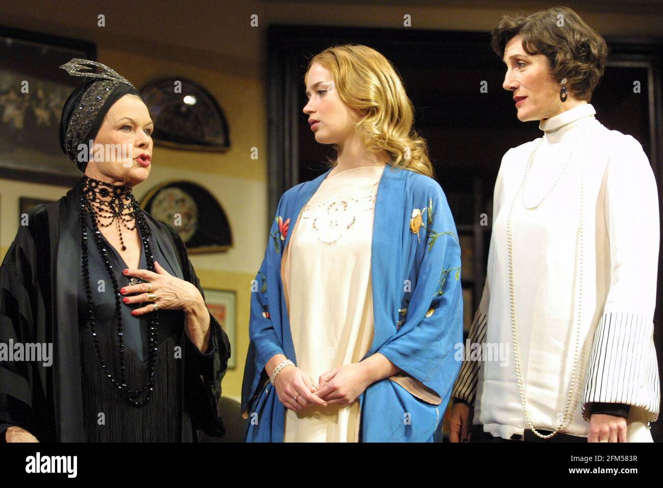 l-r: Judi Dench (Fanny Cavendish), Emily Blunt (Gwen Cavendish), Harriet Walter (Julie Cavendish) in THE ROYAL FAMILY von George S. Kaufman & Edna Ferber am Theatre Royal Haymarket, London SW1 01/11/2001 Design: Anthony ward Beleuchtung: Jon Buswell Regie: Peter Hall Stockfoto