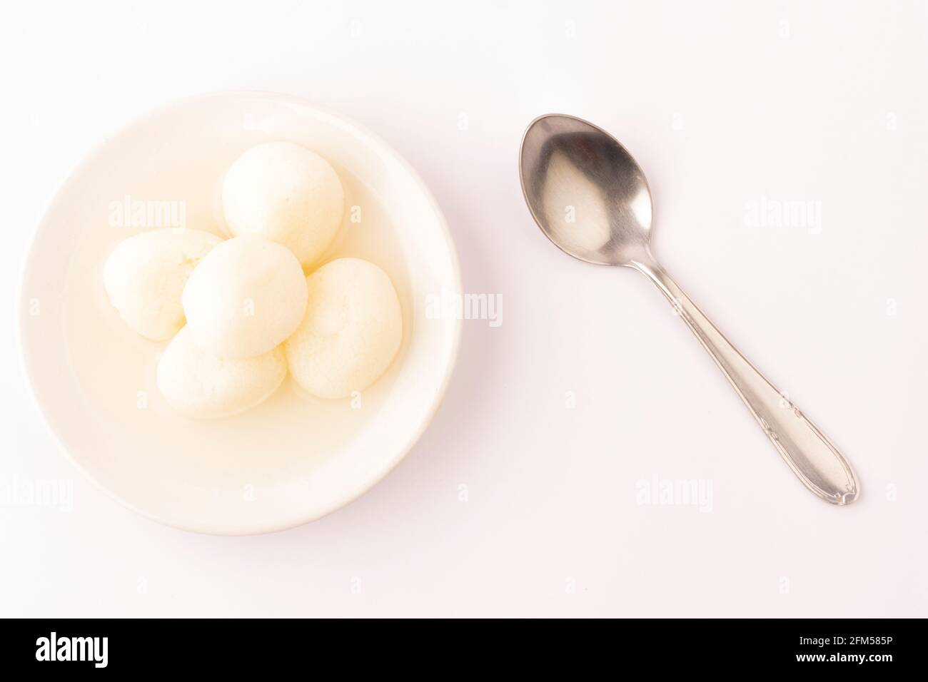 Rasgulla, Rasagola oder Roshogolla ist ein südasiatisches sirupartig Dessert, das auf dem indischen Subkontinent und in Regionen mit südasiatischer Diaspora beliebt ist. Es ist gemacht Stockfoto