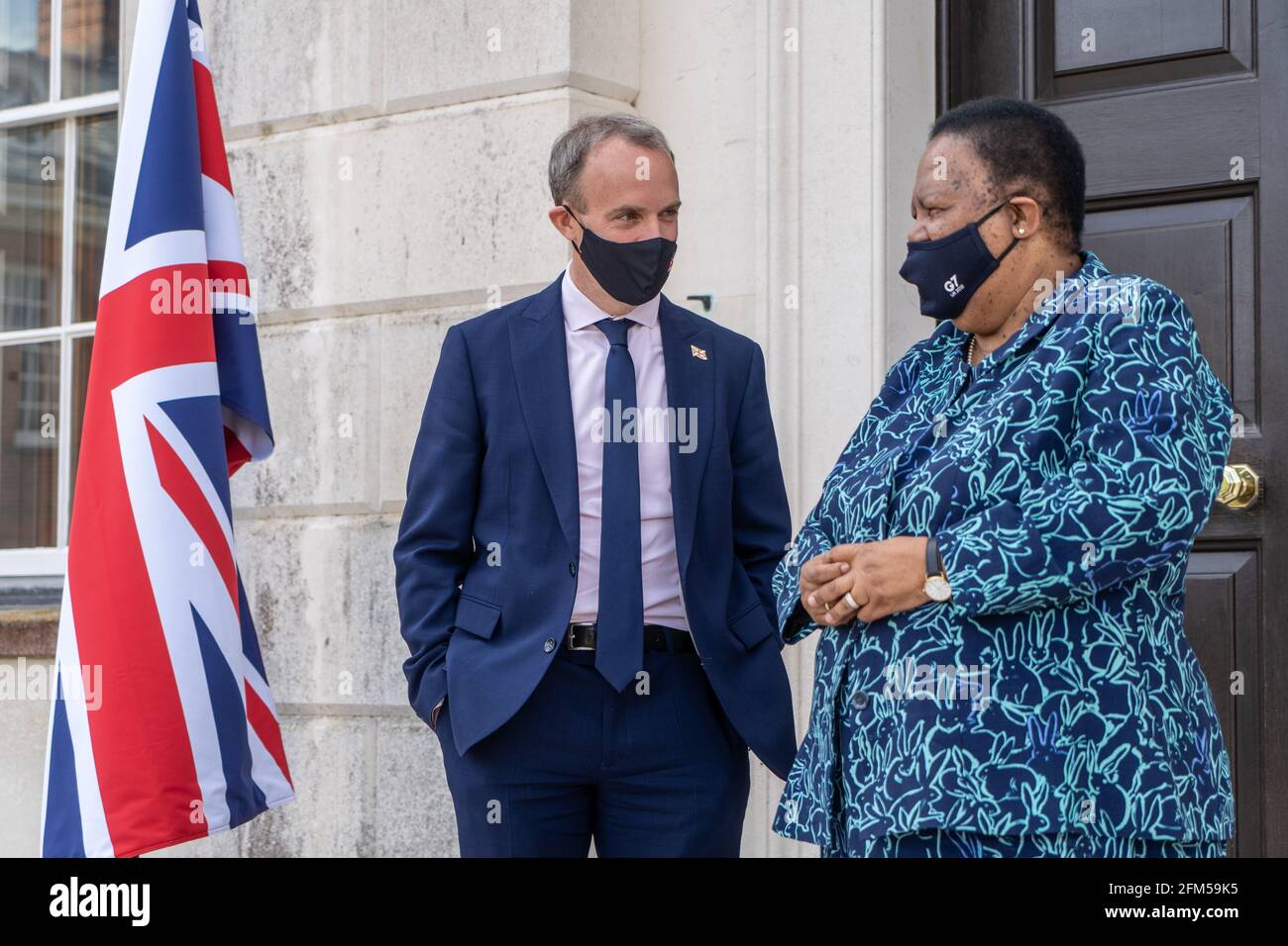 Außenminister Dominic Raab und Südafrikas Minister für internationale Beziehungen und Zusammenarbeit, Naledi Pandor, unterhalten sich vor den G7-Gesprächen im Chevening House, Kent. Bilddatum: Donnerstag, 6. Mai 2021. Stockfoto