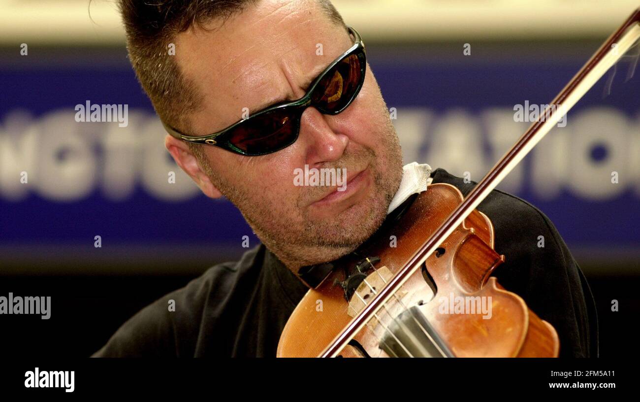 DER GEIGER NIGEL KENNEDY IST HEUTE FÜR DIE WOHLTÄTIGKEITSORGANISATION MAG „BIG ISSUE“ TÄTIG. AM ABEND SEINER VORSTELLUNG IM KLASISCHEN BRIT AUSZEICHNUNGEN IN DER ALBERT HALL Stockfoto