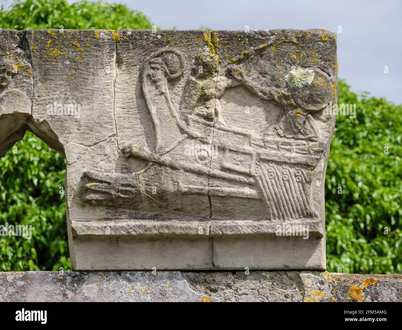 Rom. Italien. Ostia Antica. Das Grab des Cartilius Poplicola (Sepolcro di Cartilio Poplicola). Detail eines Frieses, der eine Trireme, eine römische Galeere oder w darstellt Stockfoto