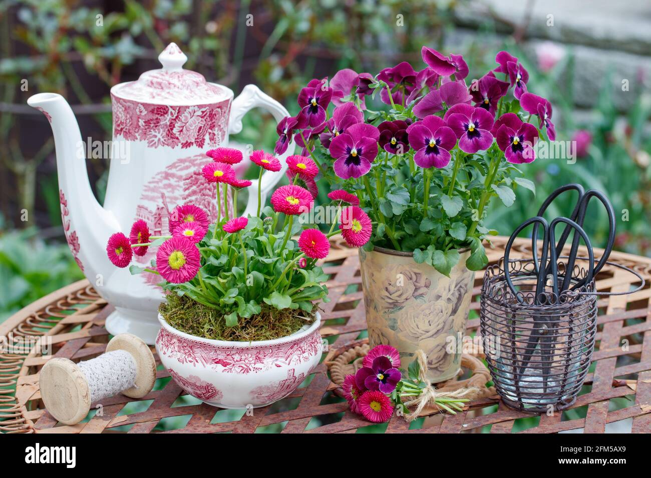 Dekoration mit Frühlingsblumen und Vintage Porzellan Stockfoto
