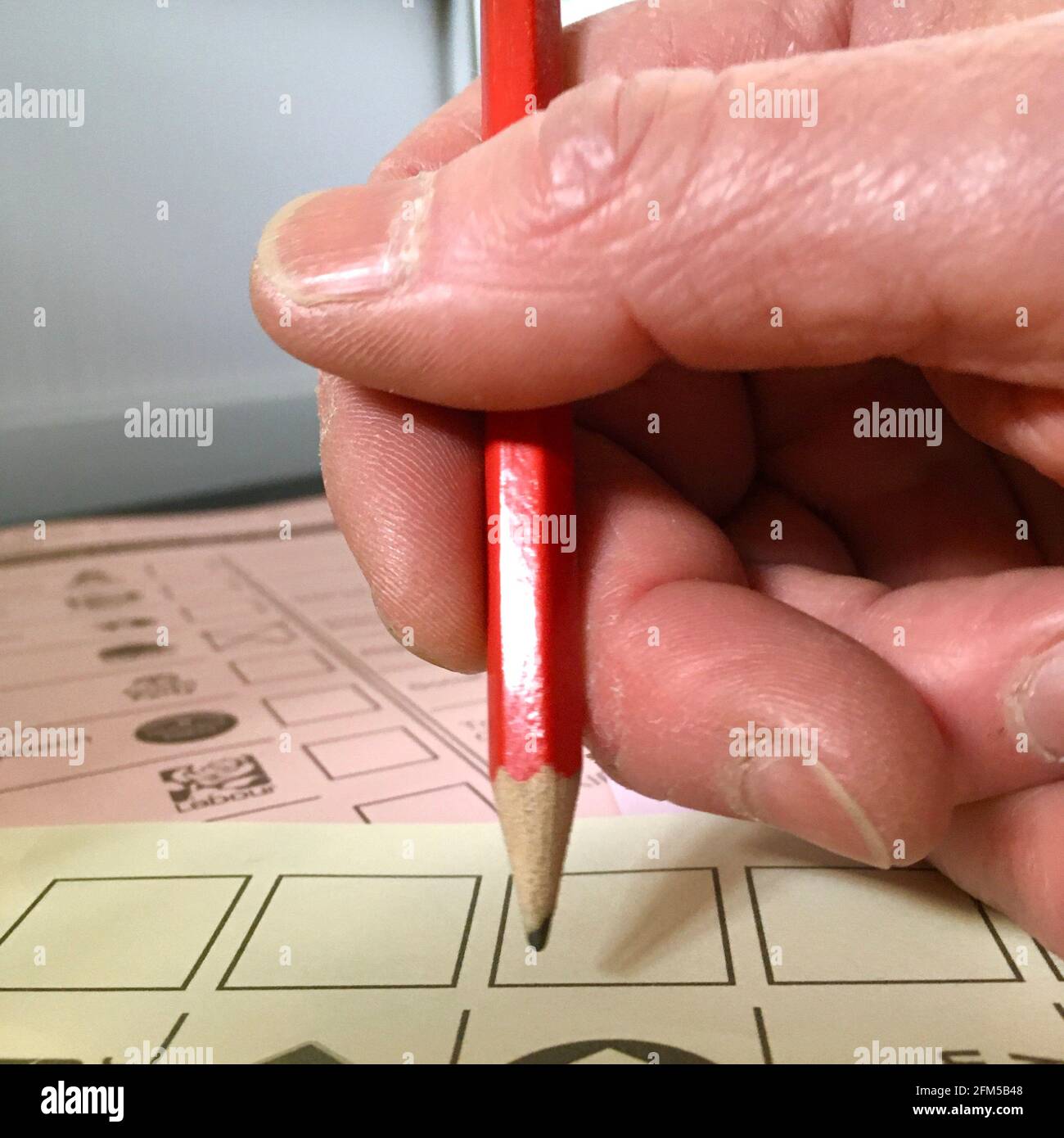 Stimmzettel und Bleistift, die bei einer Wahl ein Kreuz/eine Stimme/eine Wahl treffen werden, Großbritannien (123) Stockfoto