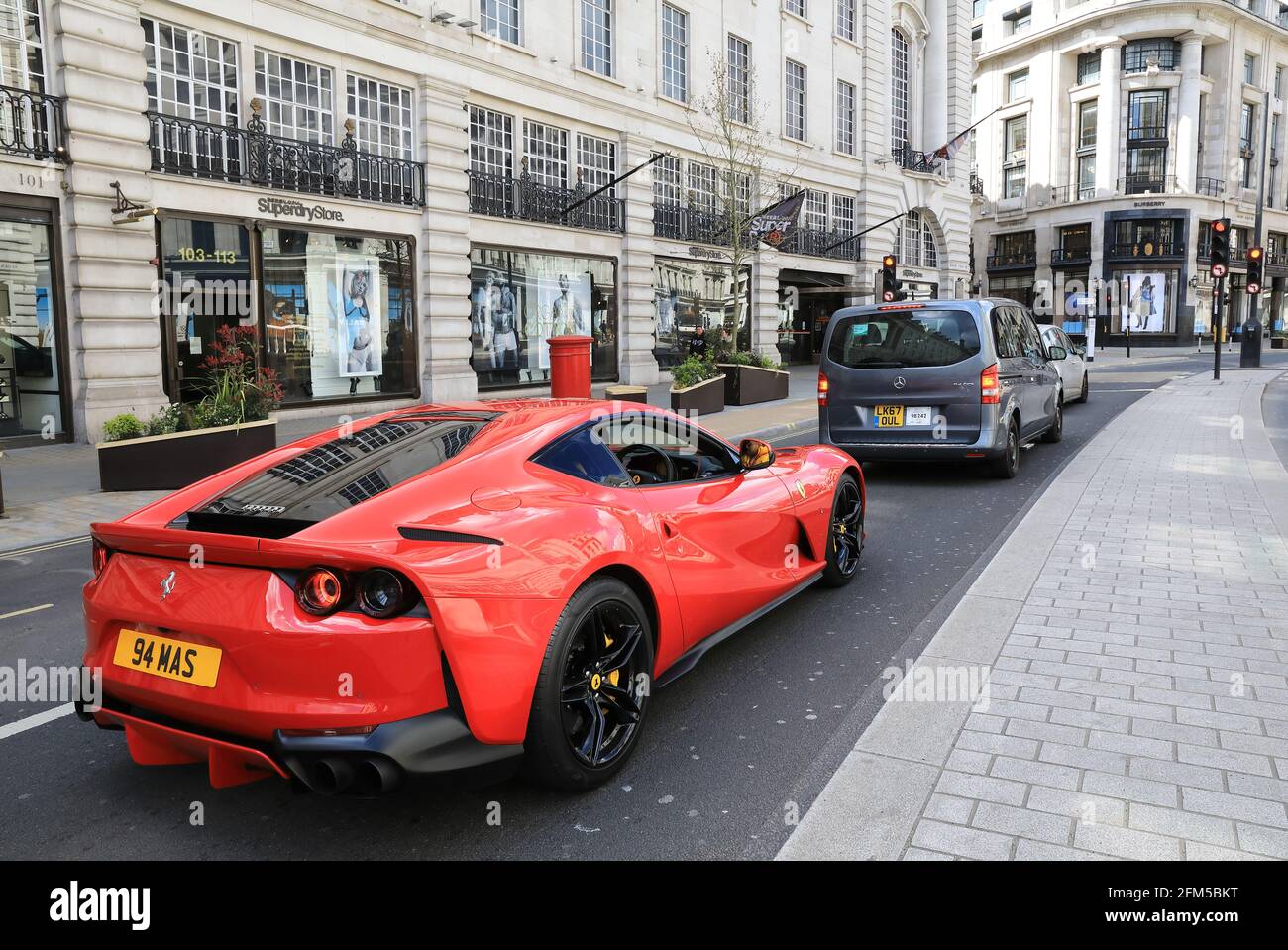 Red Ferrari, Fahrt auf der Regent Street, im Zentrum von London, Großbritannien Stockfoto
