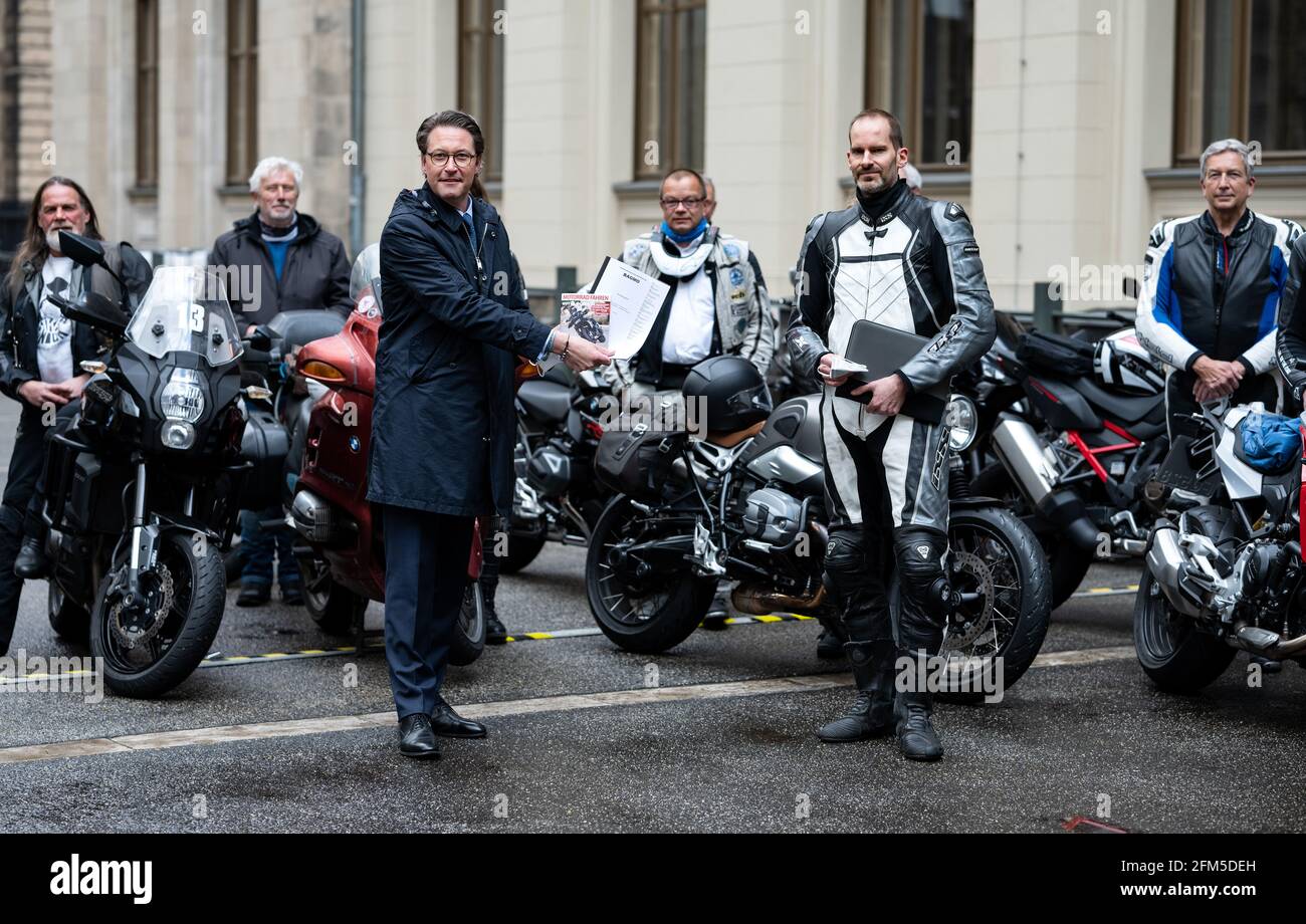 Berlin, 06. Mai 2021, Berlin: Andreas Scheuer (l, CSU), Bundesminister für Verkehr und digitale Infrastruktur, erhält nach einem Treffen im Bundesministerium für Verkehr mit Vertretern von Motorradfahrerverbänden und der Motorradindustrie ein Strategiepapier von Matthias Haasper, Forschungsleiter am Institut für Zweirad-Sicherheit. Minister Scheuer lud im Juli 2020 erstmals Vertreter der Motorradwelt zu einem Runden Tisch ein. Auf der heutigen Sitzung hat die Bundesarbeitsgruppe Motorräder (BAGMO) ein Strategiepapier zur Zukunft des Motorradfahrens in Ge übergeben Stockfoto