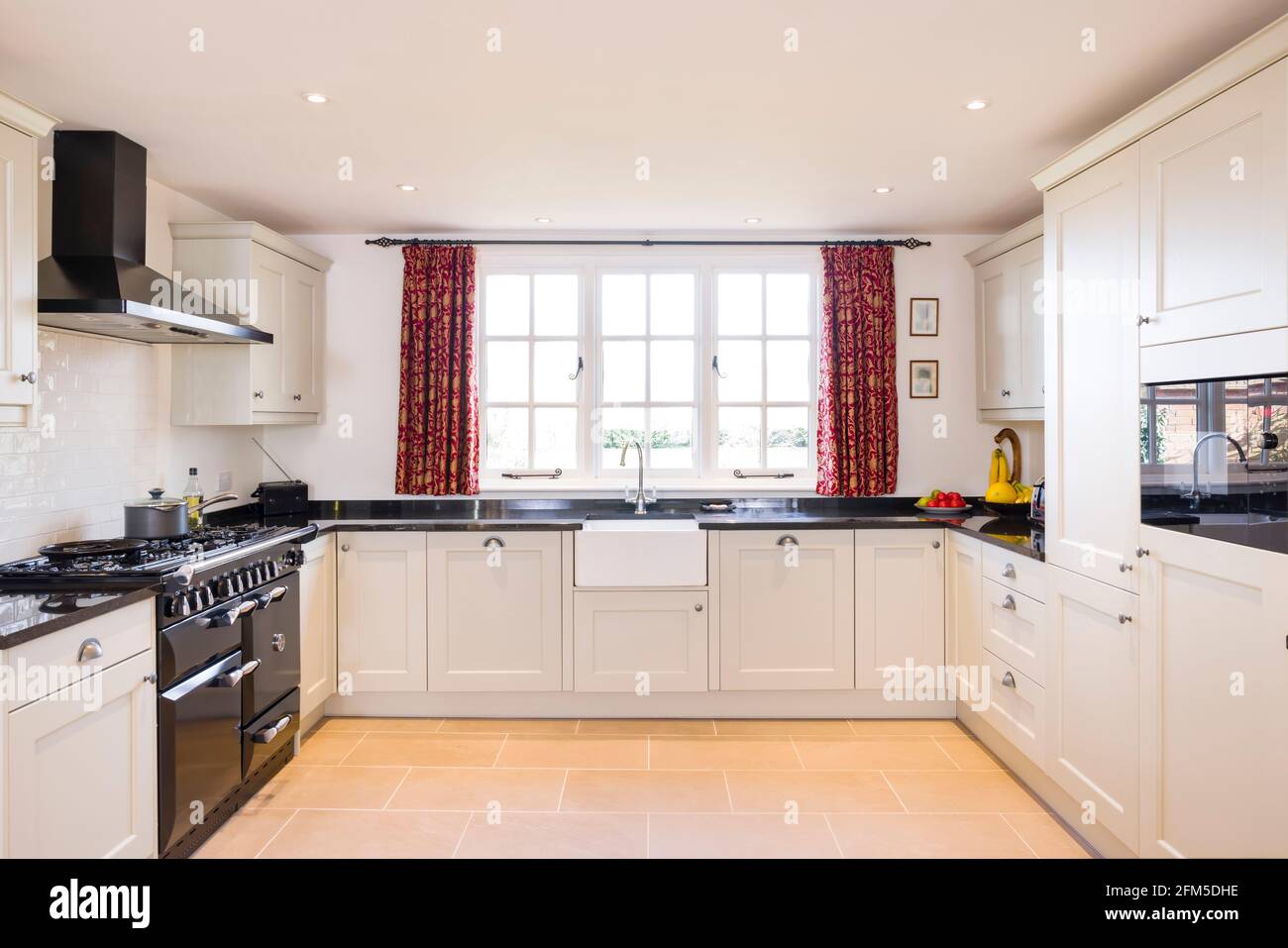 Shaker Stil Bauernhaus Küche mit neutralen lackiertem Holz modulare Einheiten, UK Küche Innenarchitektur Stockfoto