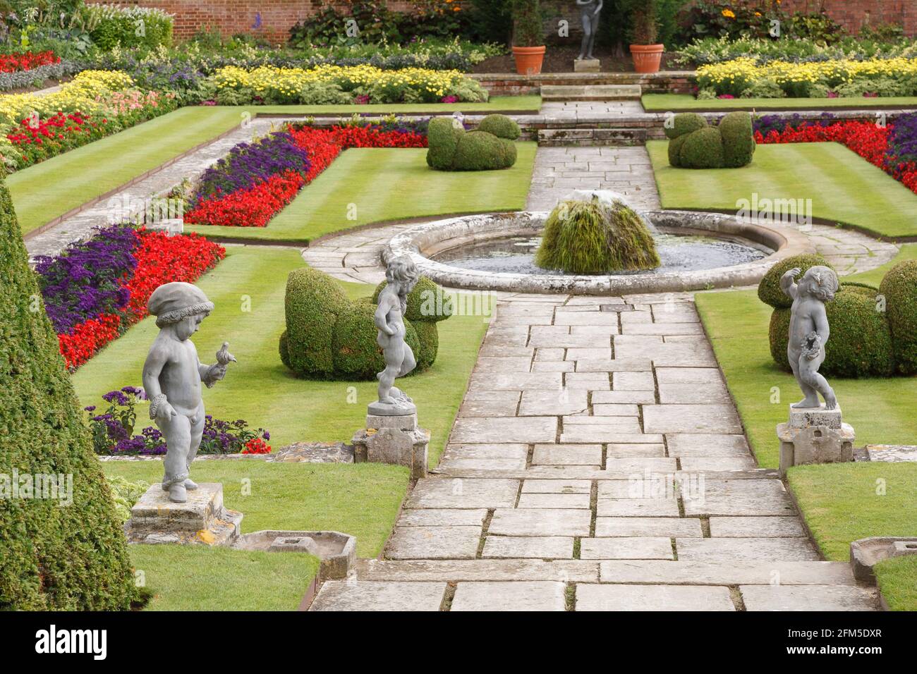 Geometrisches topiary Fotos und Bildmaterial in hoher Auflösung Alamy
