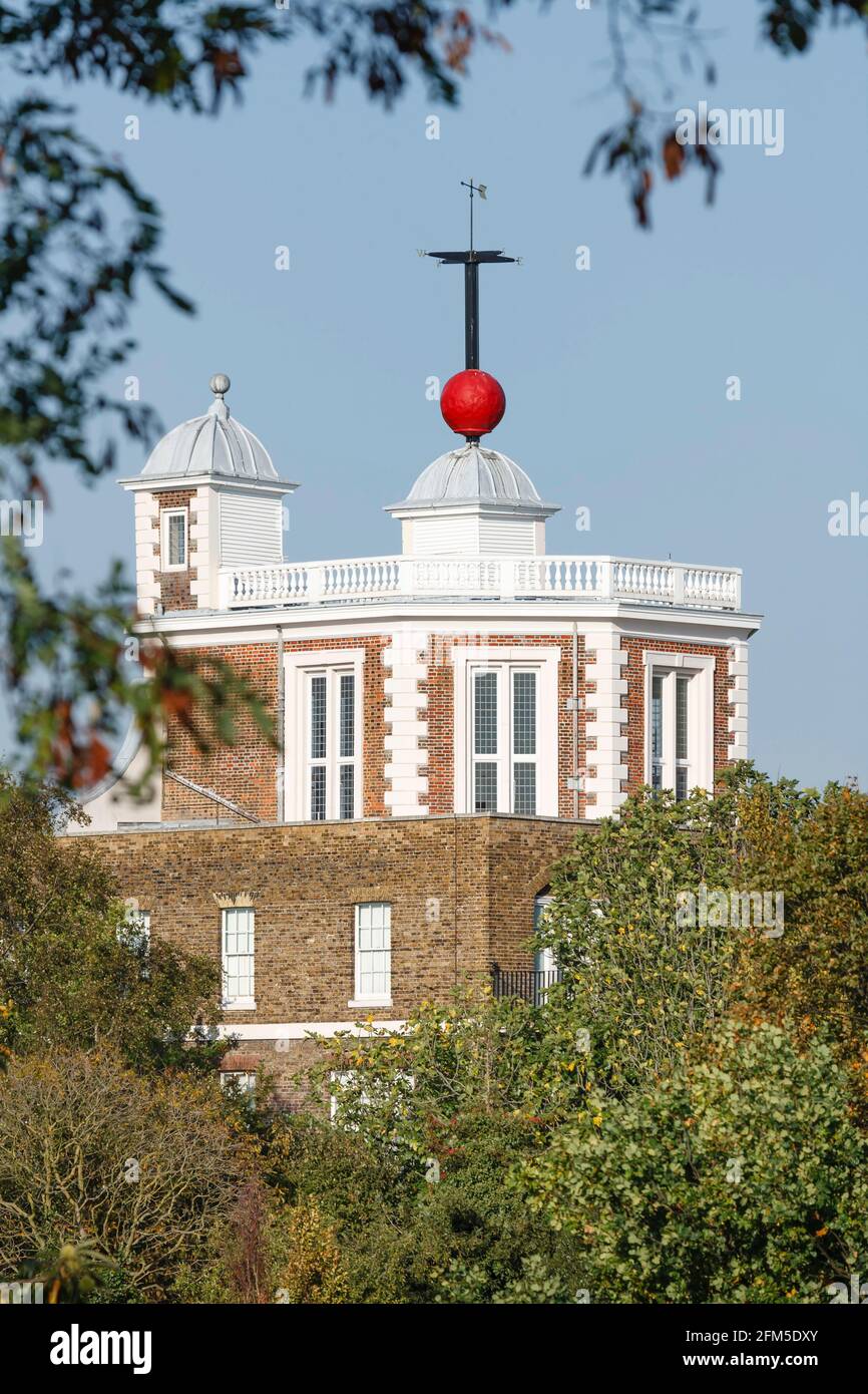 Zeitball auf dem Dach des Greenwich Royal Observatory, London, Großbritannien. Mitteleuropäische Zeit (GMT) Stockfoto