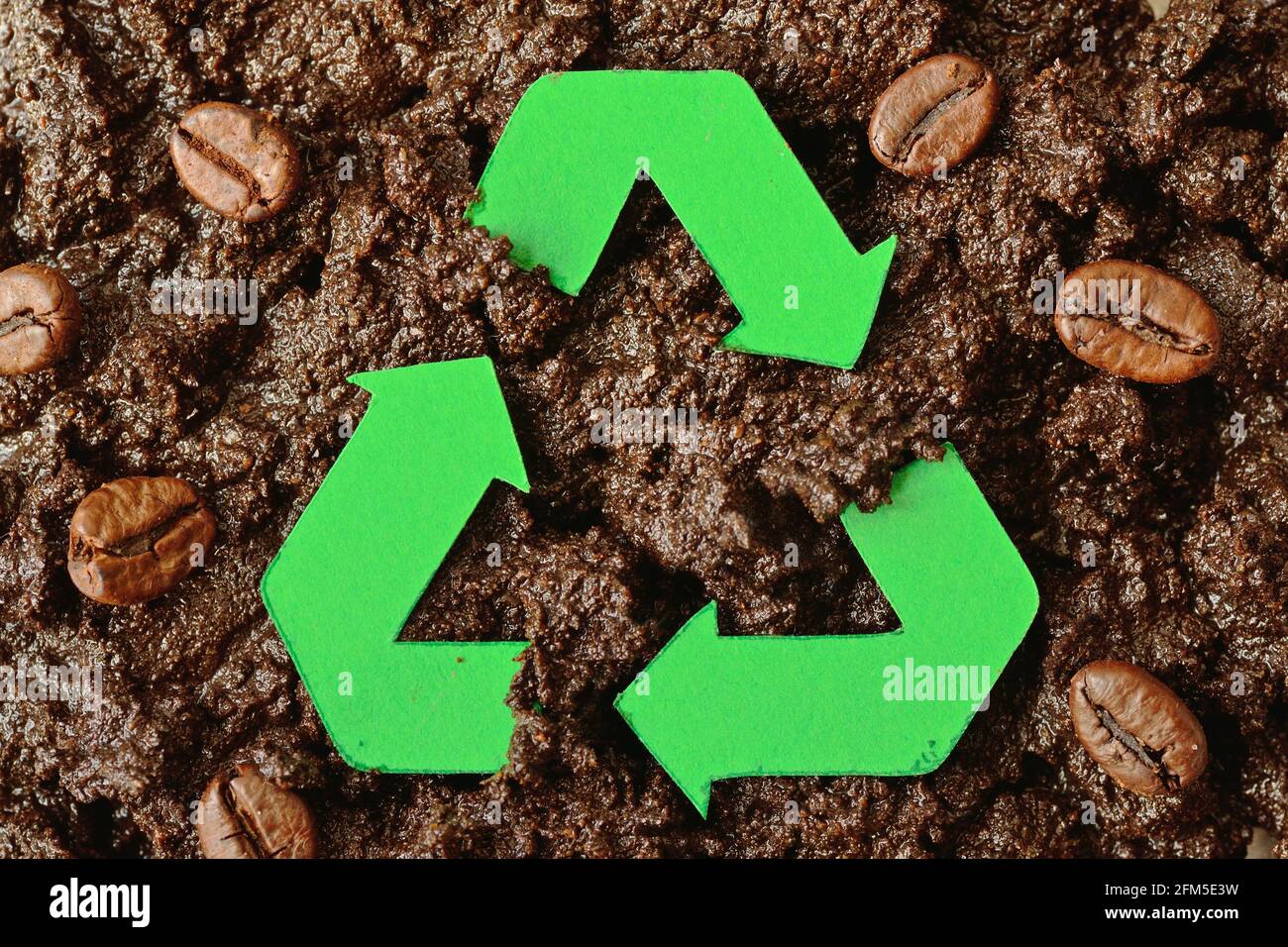 Recycling-Symbol auf Kaffeesatz - Konzept der Ökologie und Recycling Stockfoto