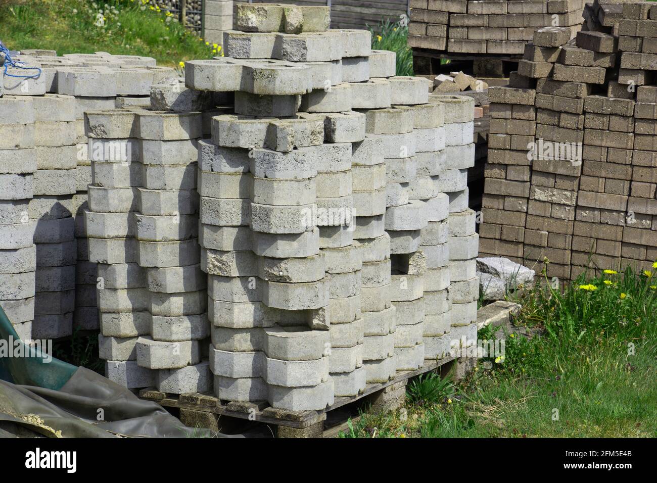 Stapel alter Baustoffe für den Bau eines Wohnkomplexes Stockfoto