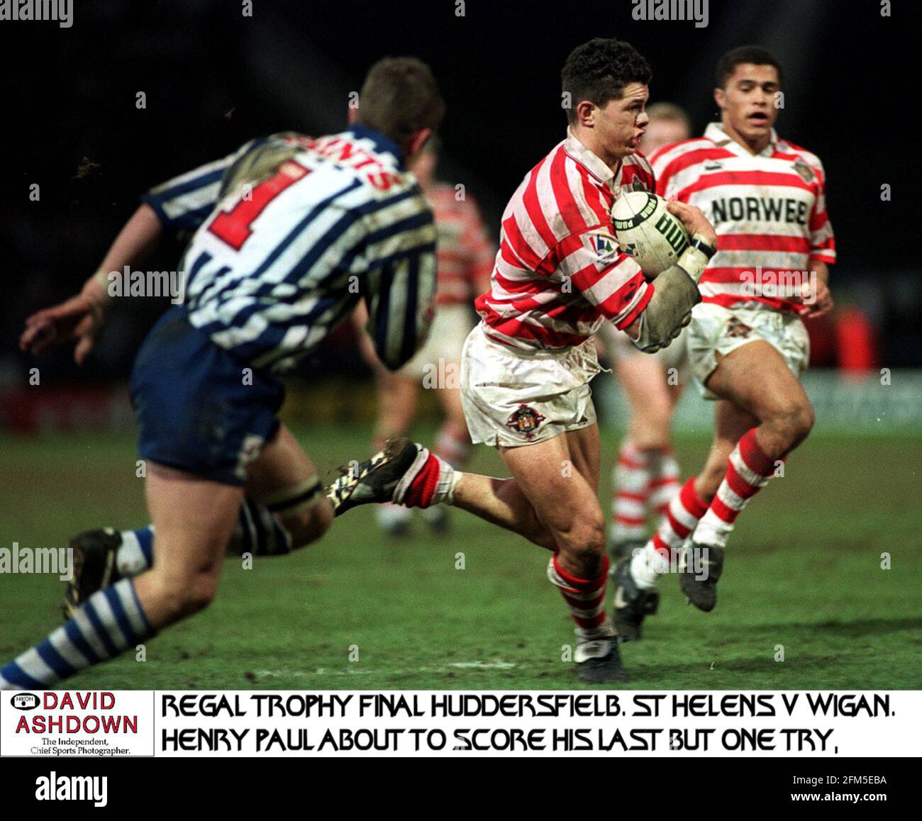 St. Helens V Wigan Regal Trophy Finale Henry Paul About Seinen Letzten Versuch Gegen St. Helens Zu Erreichen Stockfoto