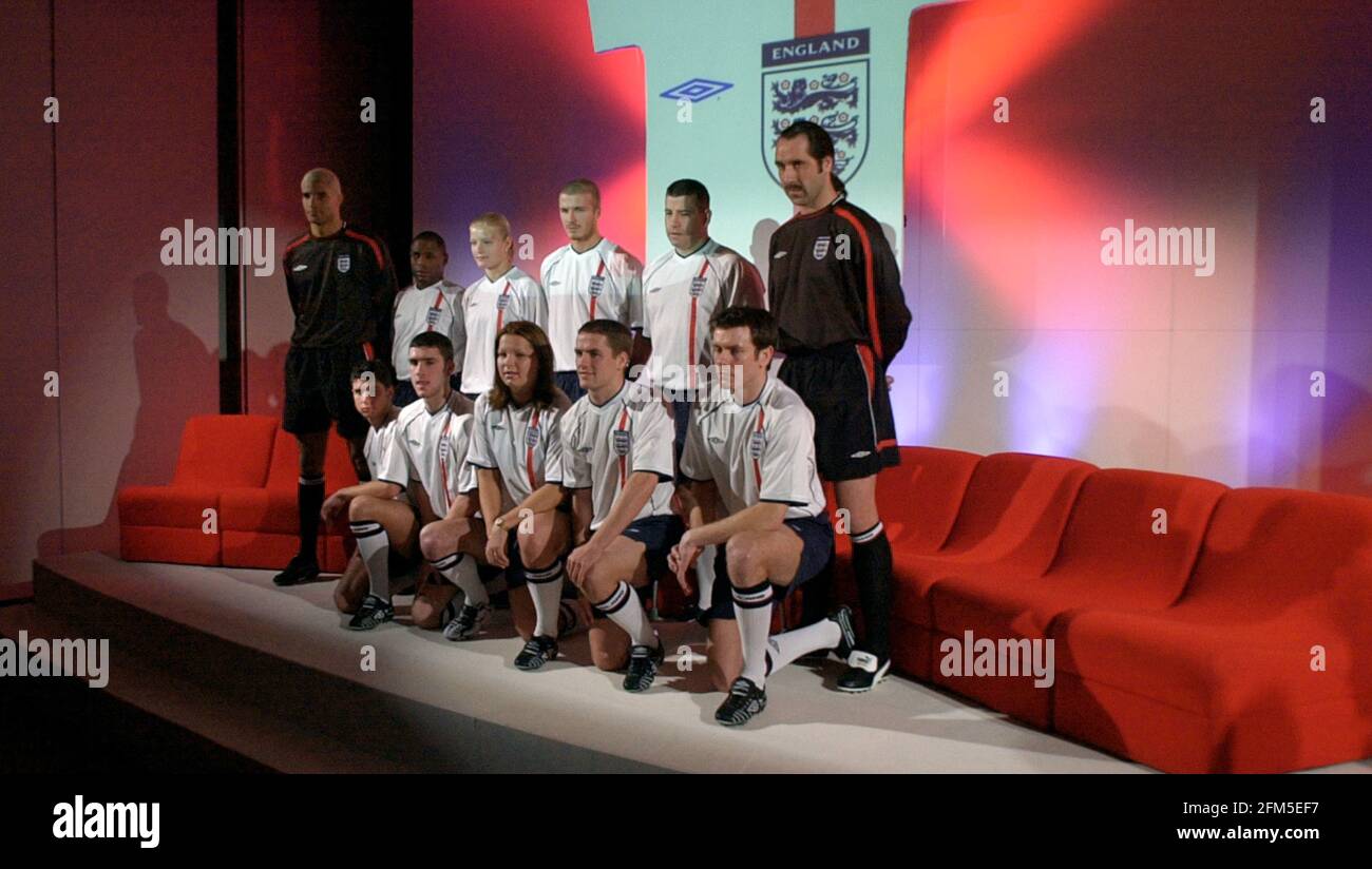 VORSTELLUNG DES NEUEN ENGLAND KIT FEBRUAR 2001 IM NEC BIRMINGHAM L-R IN DER HINTEREN REIHE DAVID JAMES, JOHN BAILEY, KATIE CHAPMAN, DAVID BECKHAM, STEVE JOHNSON UND DAVID SEEMANN, VORDERE REIHE L-R STUART PARNABY, GARY PATTERSON, RACHEL UNITT, MICHEAL OWEN UND DARREN HARRIS Stockfoto