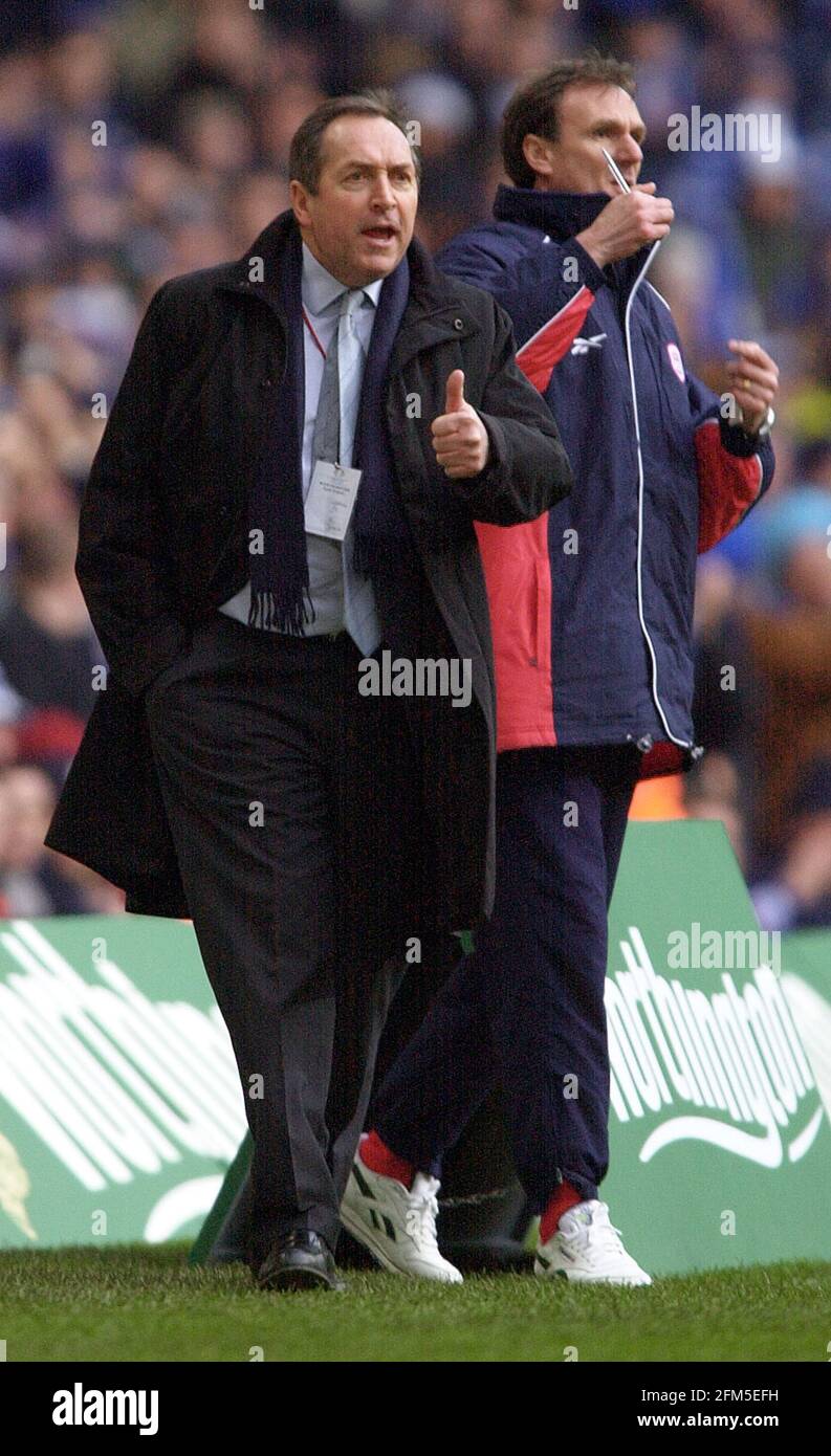 GERARD HOULLIER RUFT ANWEISUNGEN AN LIVERPOOL ZUM WORTHINGTON CUP AUS FINALE 2001 IM MILLENIUM STADIUM Stockfoto