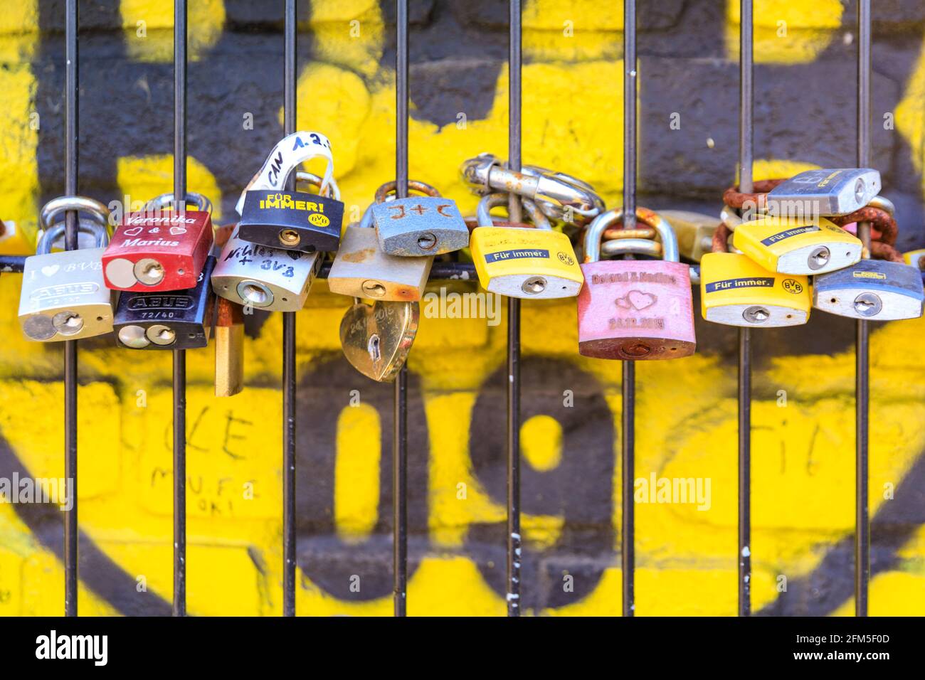 Liebesschlösser und Lüfterschlösser mit Vorhängeschloss für eine echte Liebe-Fanwand, die auch als „Wall of Love“ im Signal Iduna Park, Borussia Dortmund BVB 09, bezeichnet wird Stockfoto