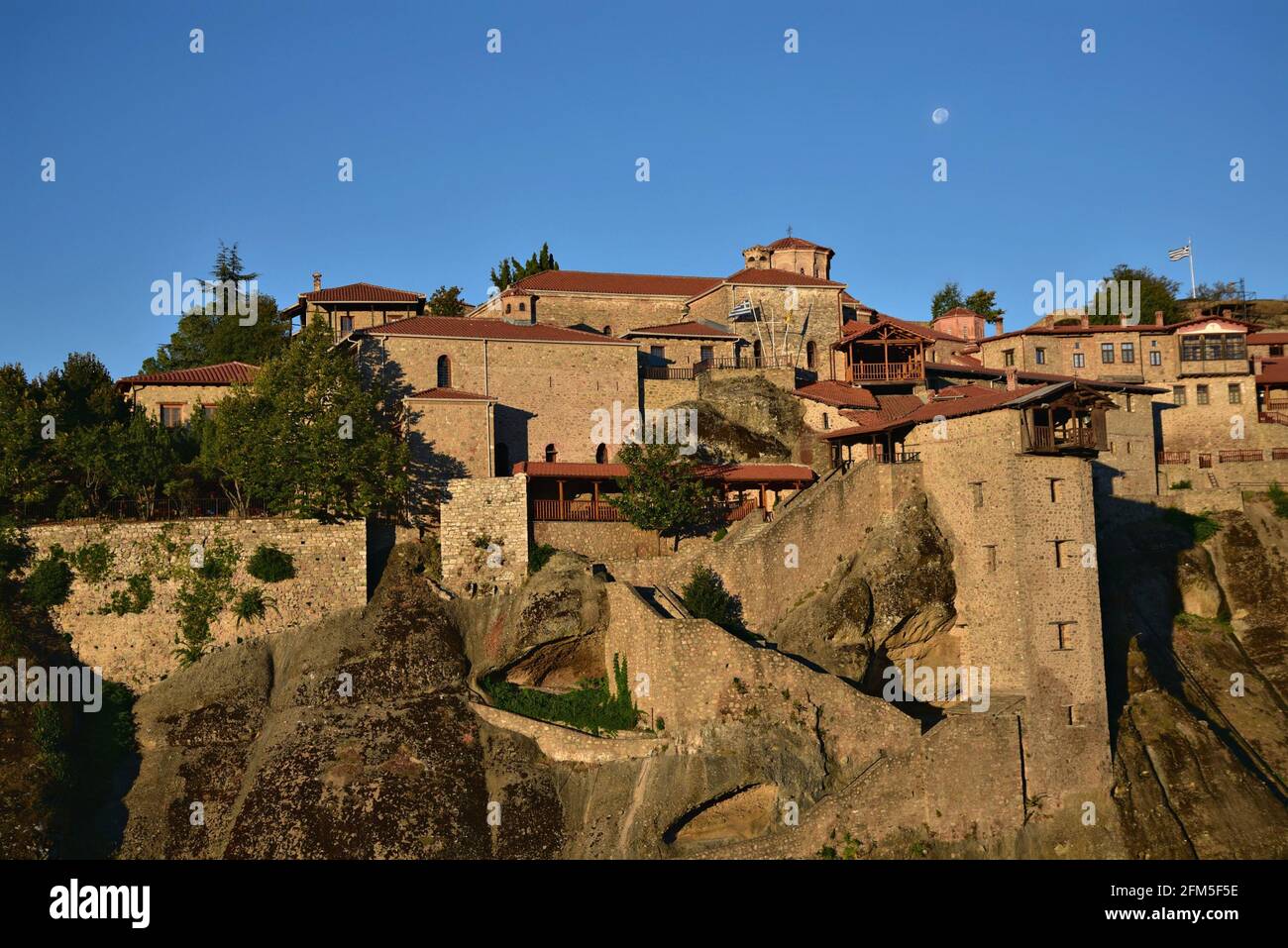 Sonnenaufgangslandschaft mit Panoramablick auf das Kloster des Großen Meteorons aus dem 14. Jahrhundert auf den Felsformationen von Meteora in Thessalien, Griechenland. Stockfoto