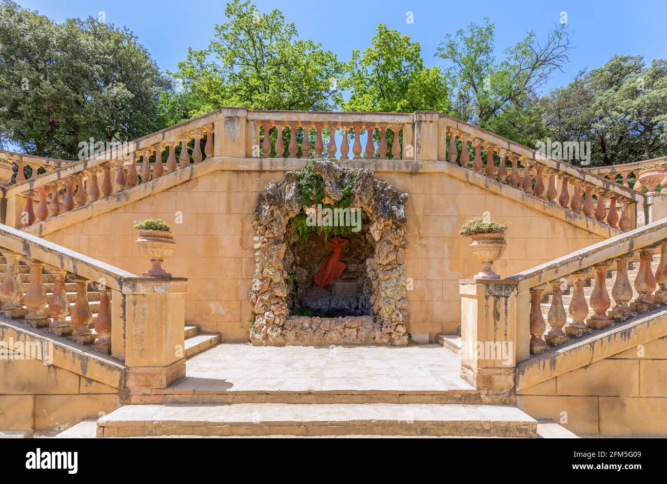 Terrakotta-Relief der Nymphe Echo in der Grotte von Echo und Narcissus im Park des Labyrinths von Horta (Parc del Laberint d'Horta) in Barcelona, Sp Stockfoto