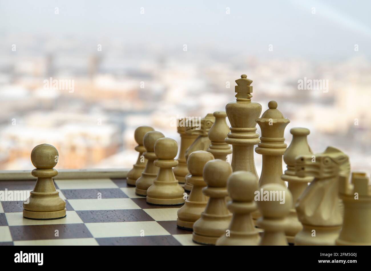 Anführer. Weiße Schachfiguren auf dem Schachbrett. Team Stockfoto