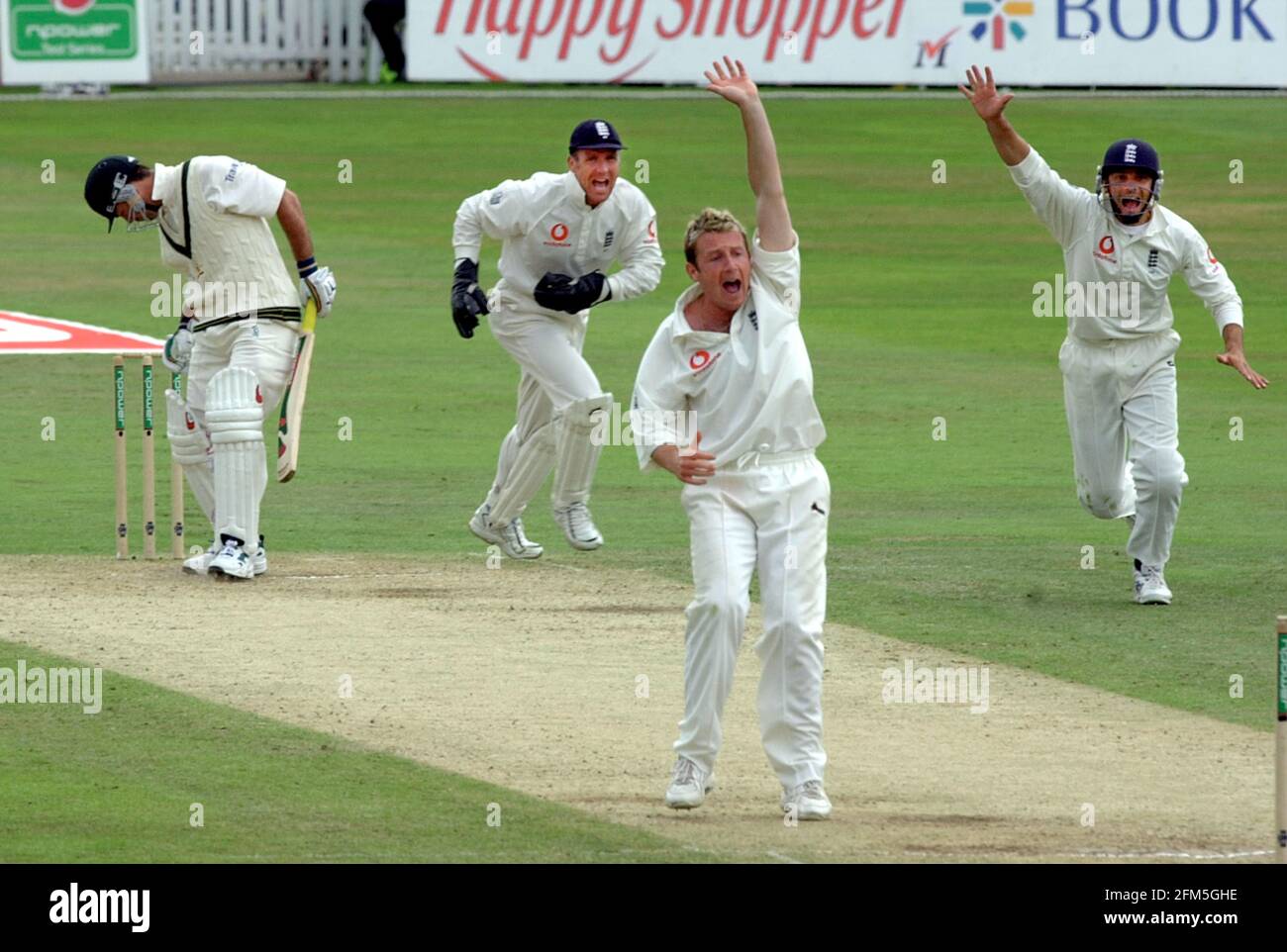 ENGLAND V AUSTRALIEN TRENT-BRÜCKE 3. TEST AUG 2001 ENGLAND'S ROBERT CROFT ÜBERNIMMT DAS DICKICHT VON RICKY PONTING Stockfoto