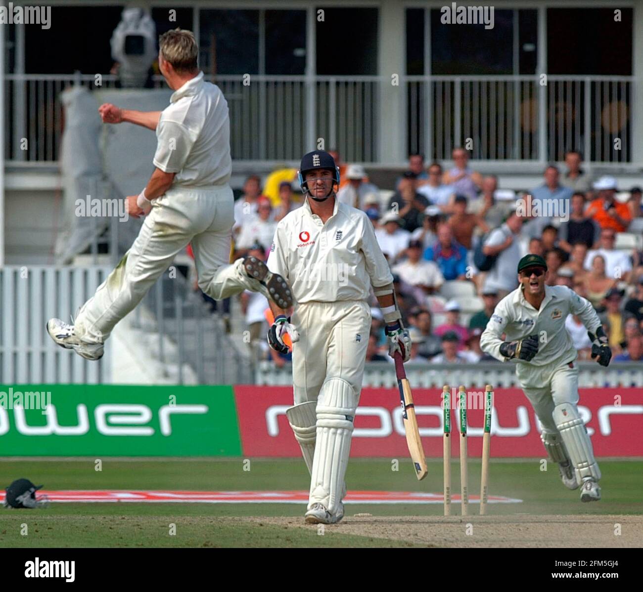 DER AUSTRALISCHE BOWLER BRETT LEE, 2001. AUGUST, NIMMT DAS DICKICHT EIN ANDREW CADDICK BEIM 5. TEST ENGLAND V AUSTRALIEN AT DAS OVAL Stockfoto
