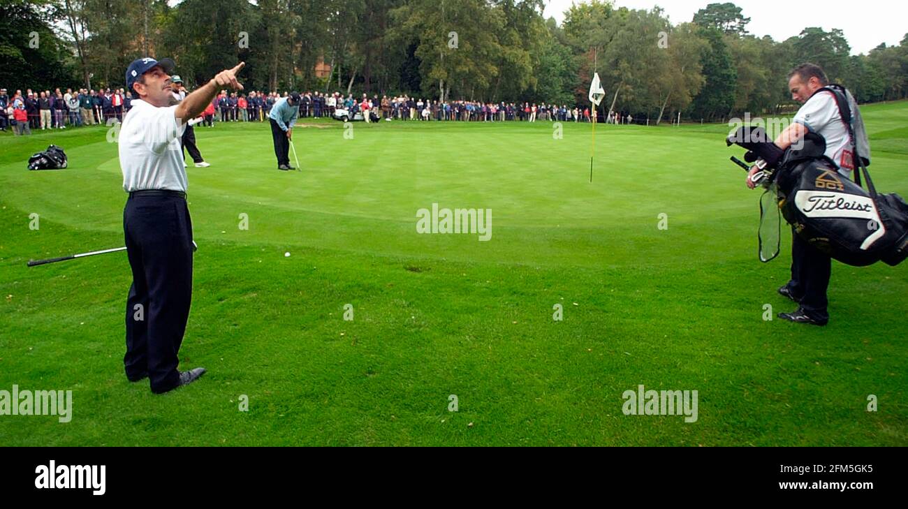 WORLD MATCH PLAY AT WENTWORTH 1ST DAY 11/10/2001 SAM TORRANC UND SEVE BILD DAVID ASHDOWN. GOLF Stockfoto