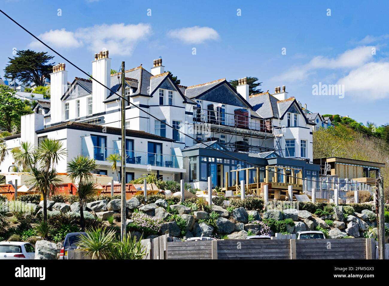 Das Carbis Bay Hotel mit Blick auf den Strand an der Carbis Bay in der Nähe von St. ives in Cornwall, England, Großbritannien. Das Hotel ist Austragungsort des G7-Gipfels im Juni 2021 Stockfoto