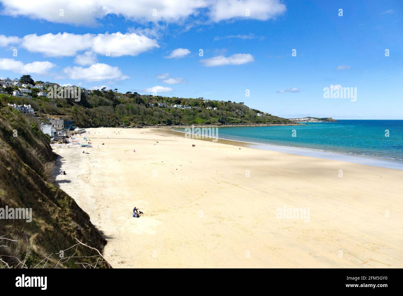 Carbis Bay in der Nähe von St. Ives in Cornwall, England, Großbritannien, ist das Carbis Bay Hotel Ovelrooking the Beach der ausgesuchte Ort für den G7-Gipfel im Juni 2021 Stockfoto